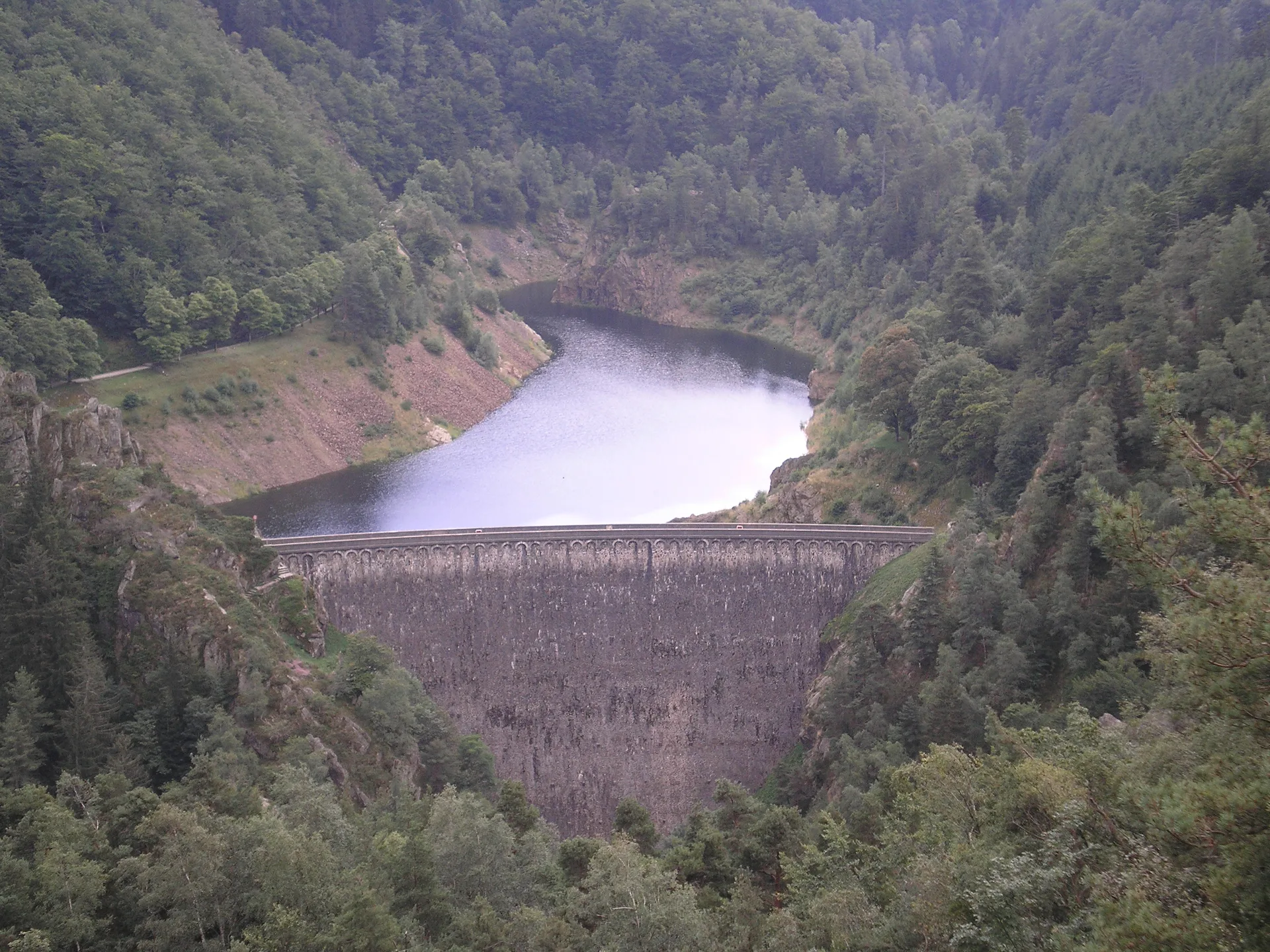 Barrage de Planfoy à Planfoy — À 1,8 km du lac