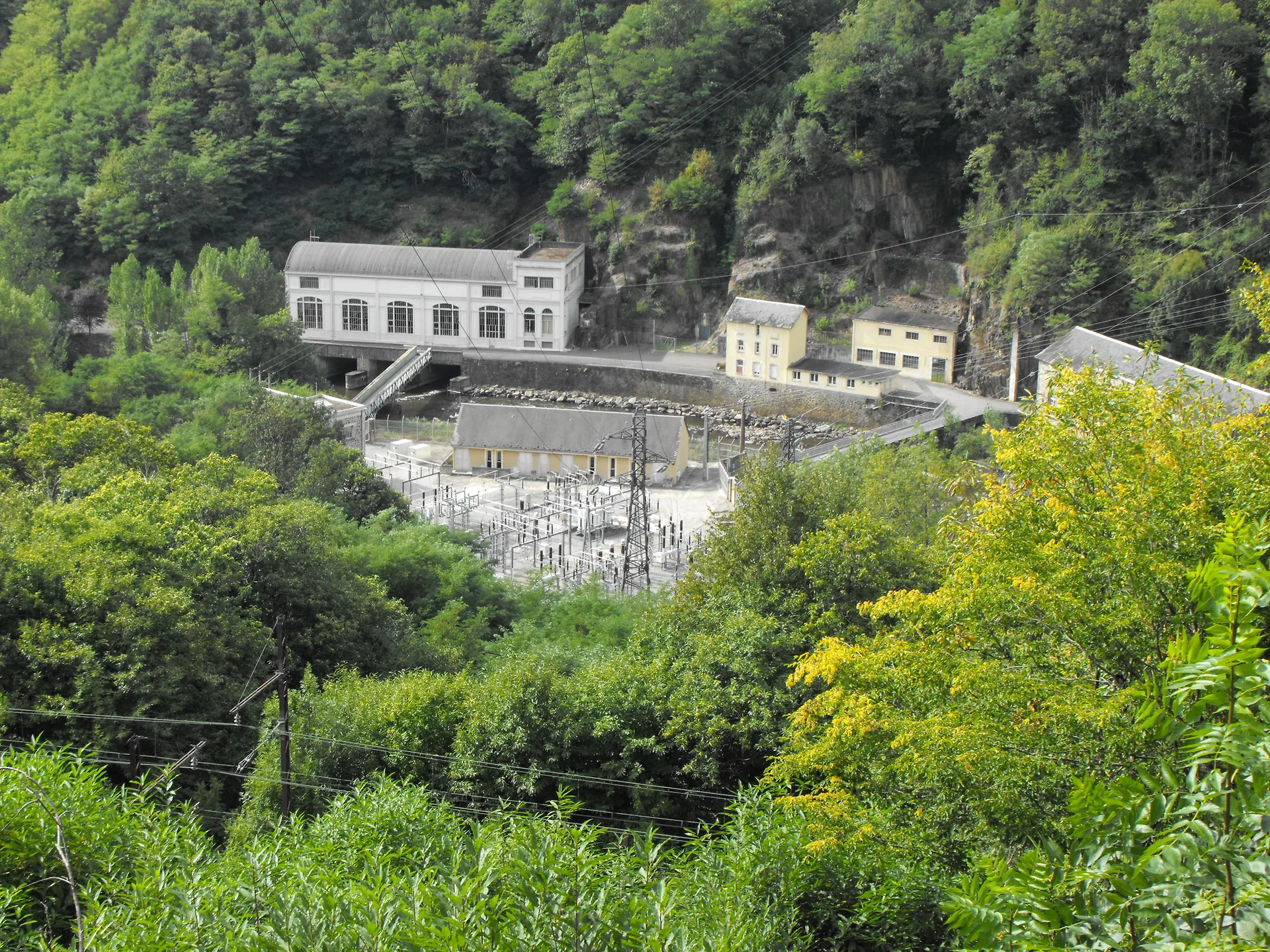 Barrage de Pouch à Voutezac — À 2,0 km du lac