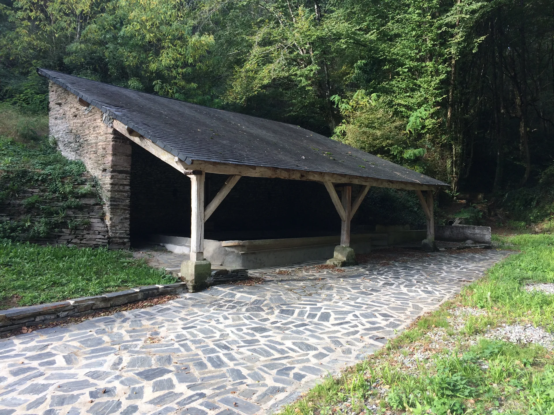 Barrage de Pouch à Voutezac — À 2,6 km du lac