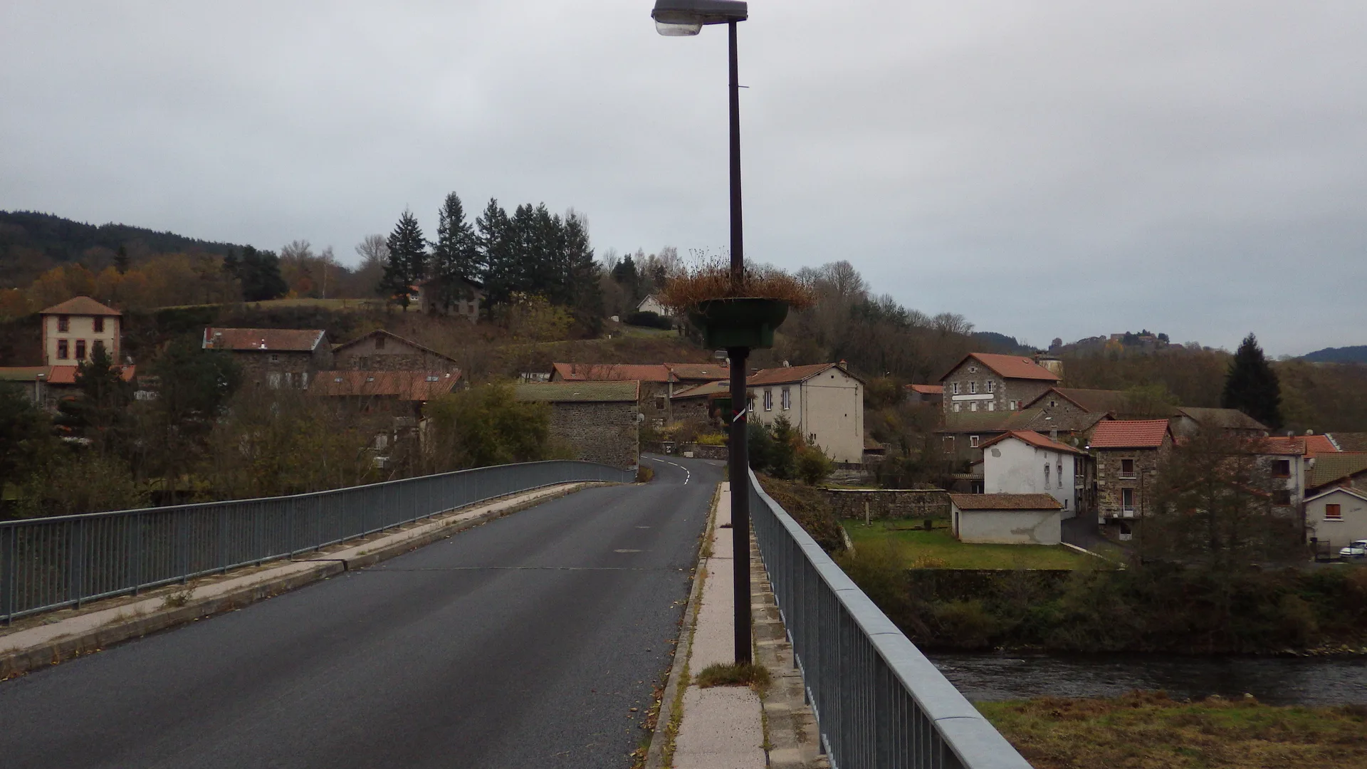 Barrage de Poutes Alleyras à Alleyras — À 3,0 km du lac