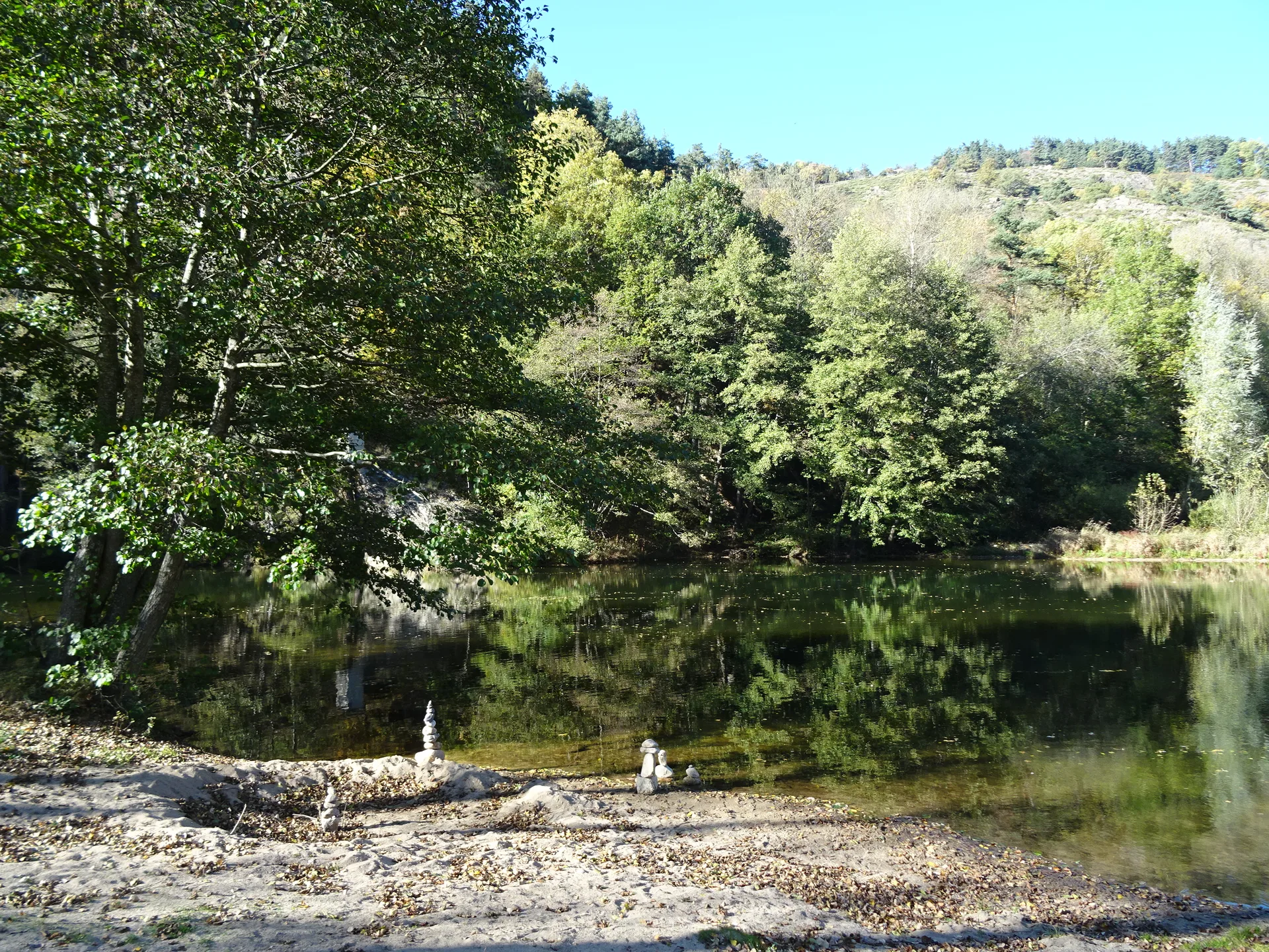 Barrage de Saint Prejet d'Allier à Saint-Préjet-d'Allier — À 3,7 km du lac