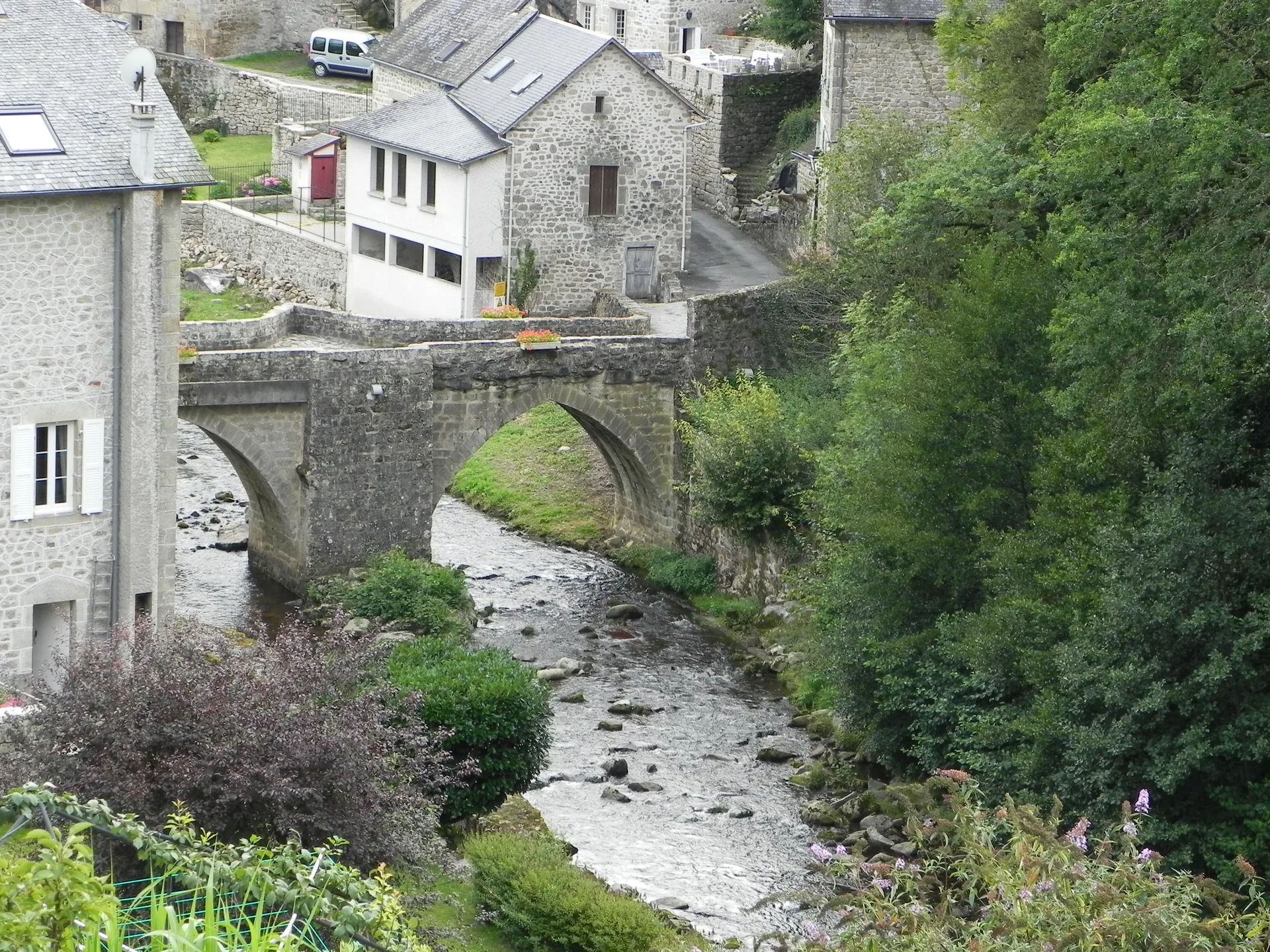 Barrage des Bariousses à Treignac — À 2,0 km du lac