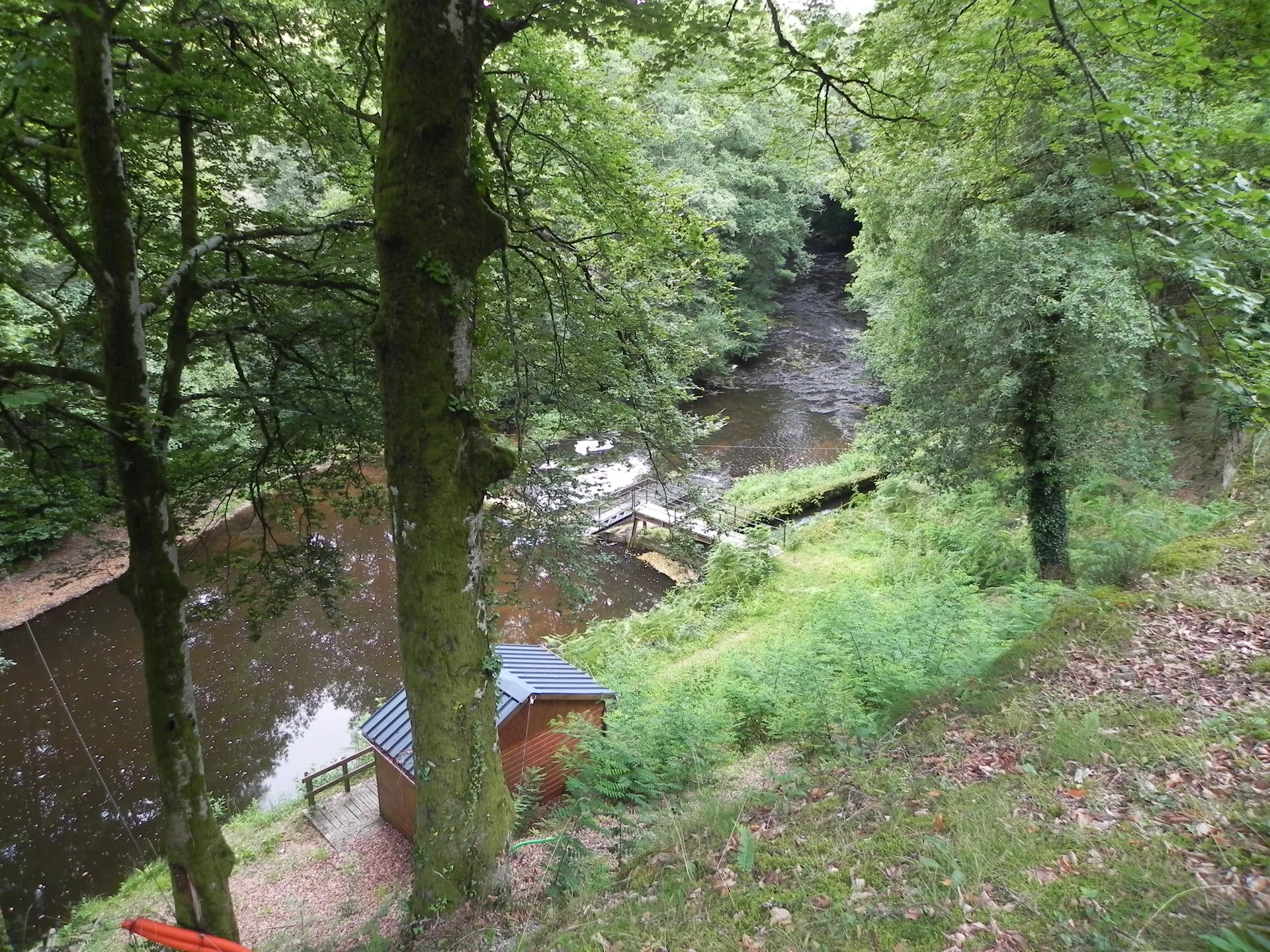Barrage des Bariousses à Treignac — À 1,8 km du lac