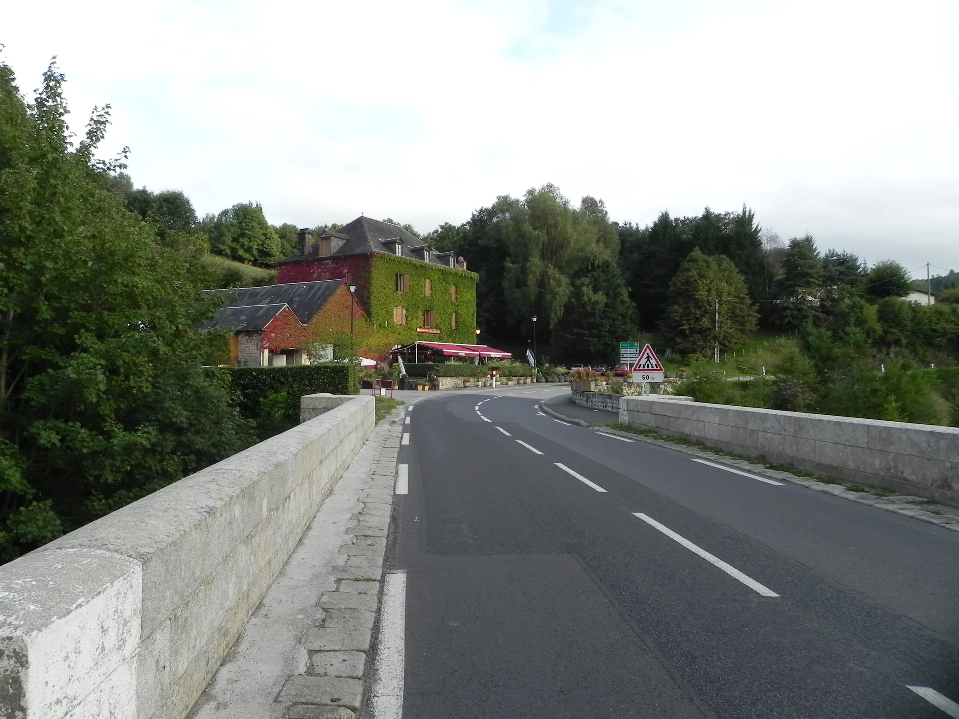 Barrage des Bariousses à Treignac — À 2,0 km du lac