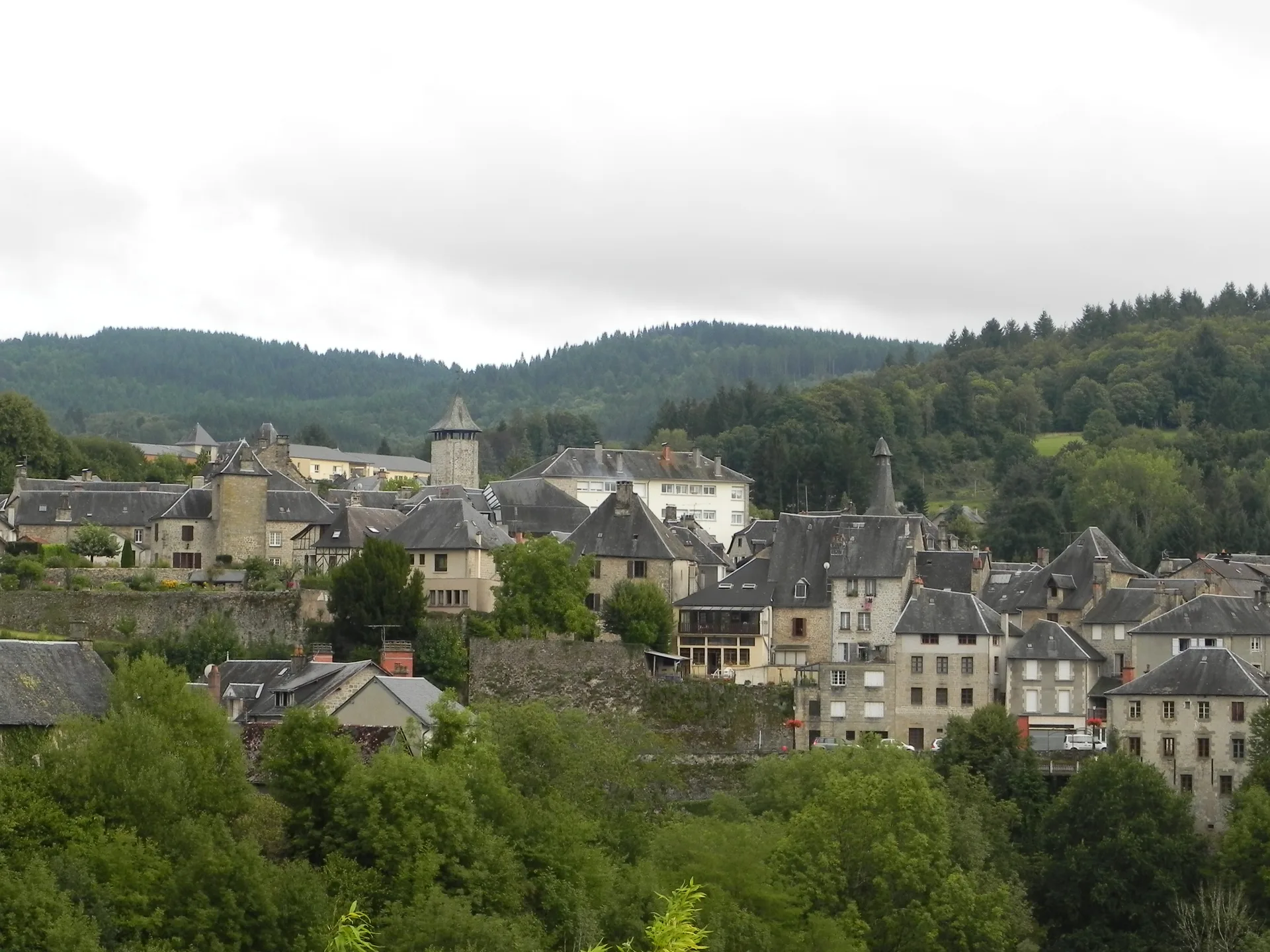 Barrage des Bariousses à Treignac — À 2,0 km du lac