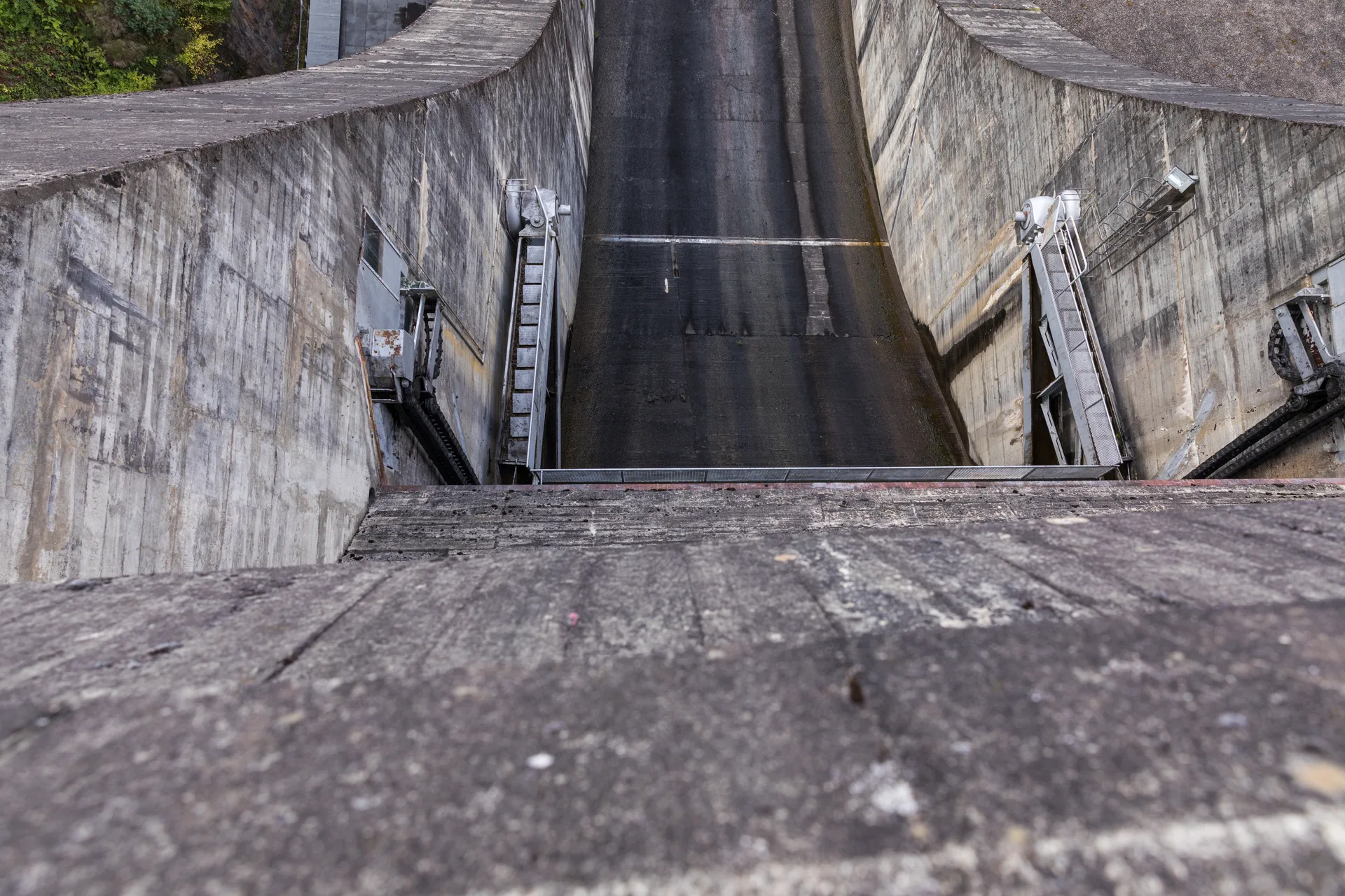 Barrage du Chastang à Saint-Martin-la-Méanne — Sur le lac