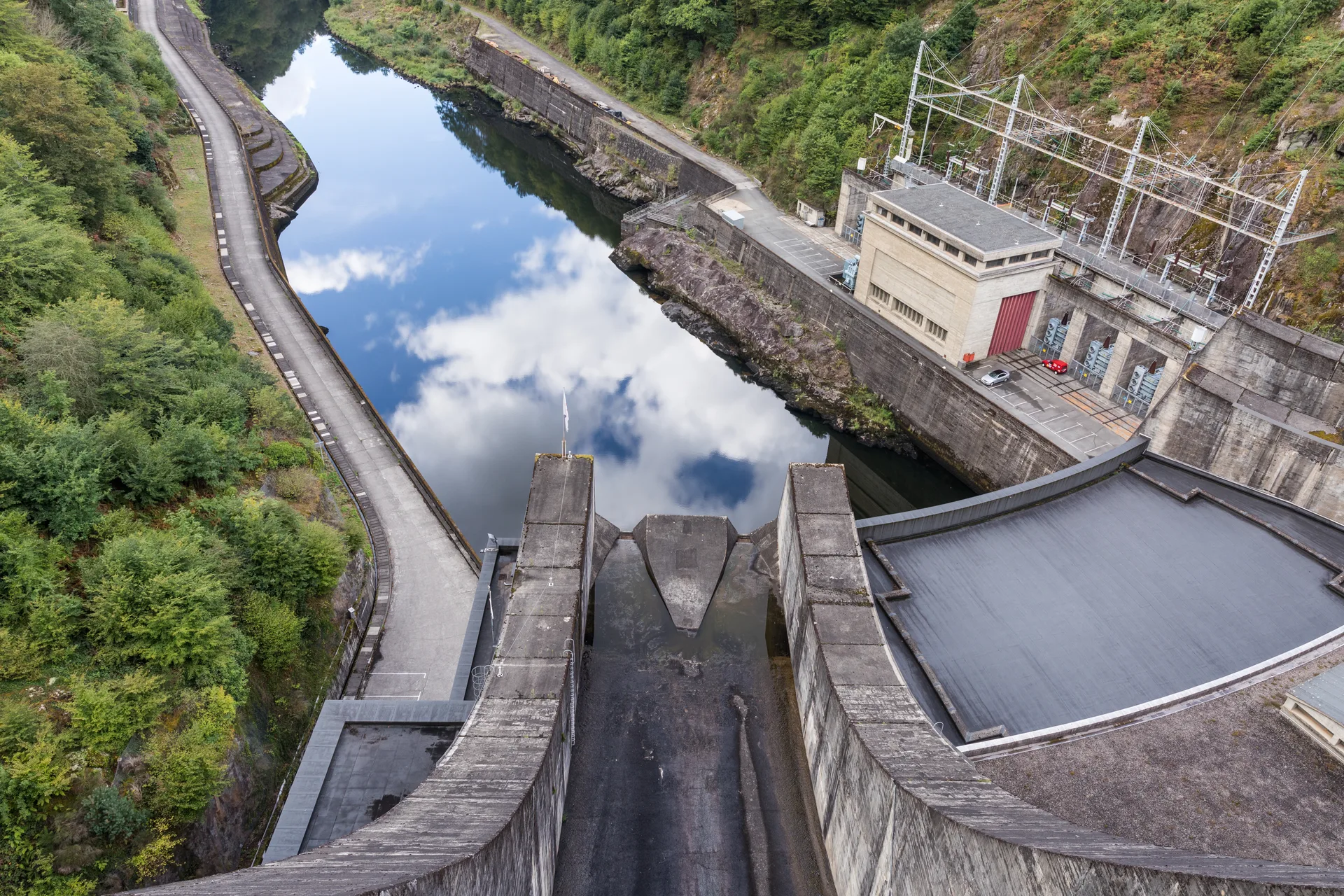 Barrage du Chastang à Saint-Martin-la-Méanne — Sur le lac