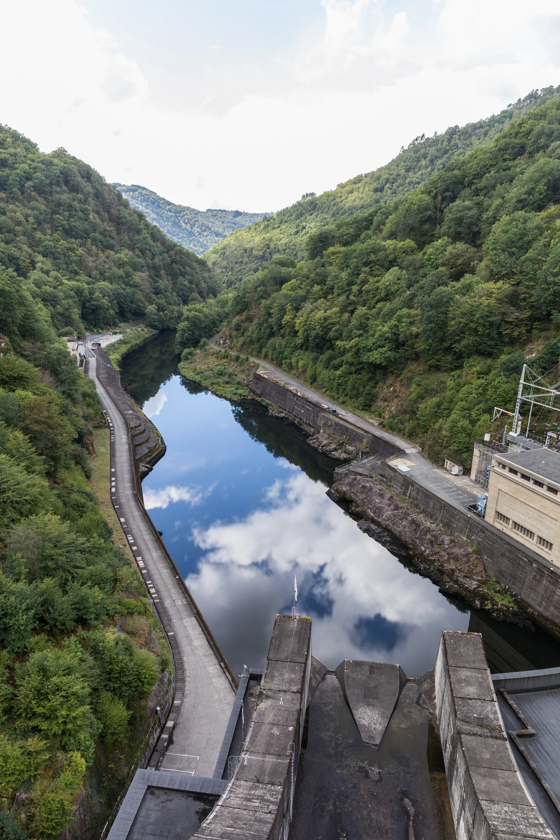 Barrage du Chastang à Saint-Martin-la-Méanne — Sur le lac