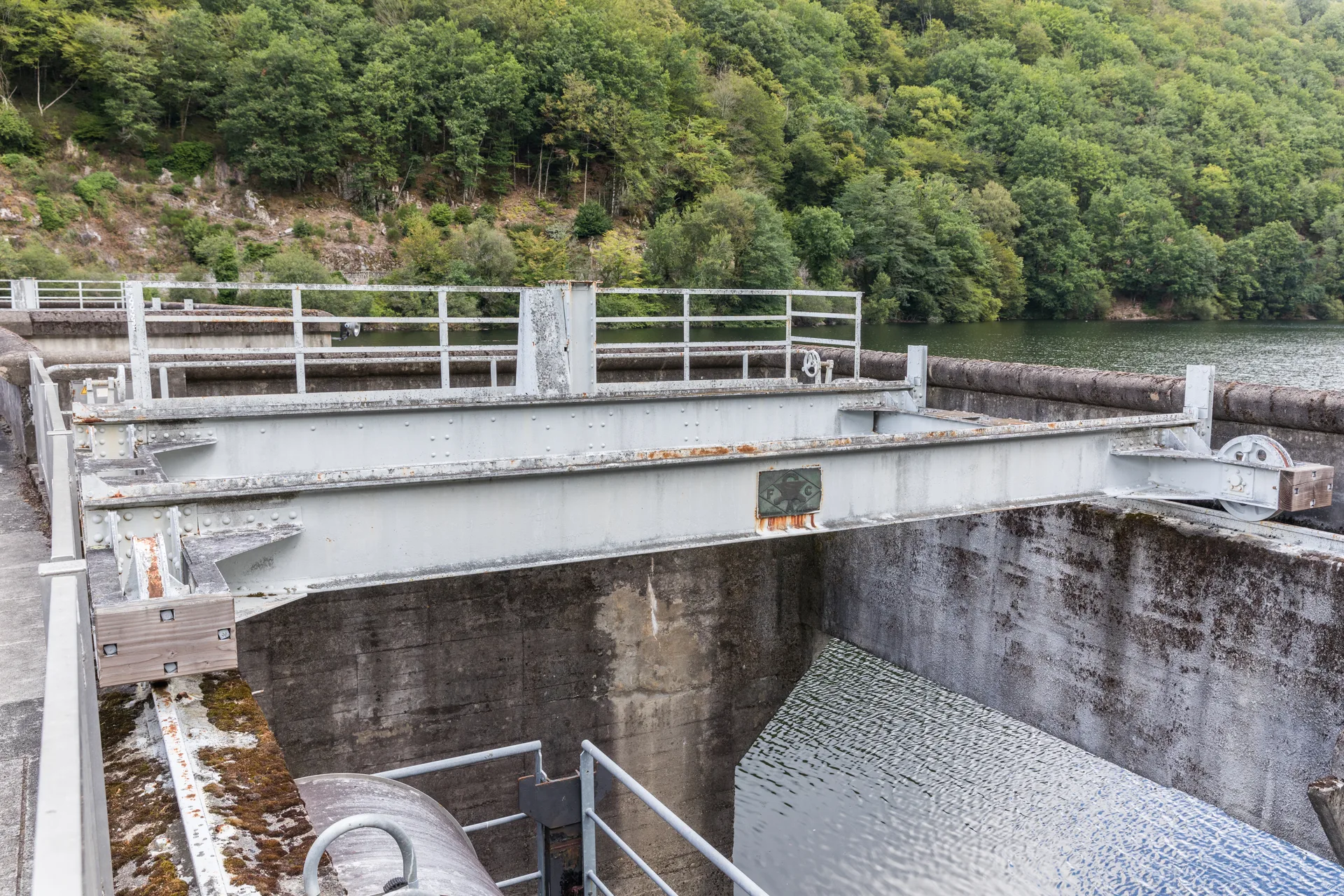 Barrage du Chastang à Saint-Martin-la-Méanne — Sur le lac