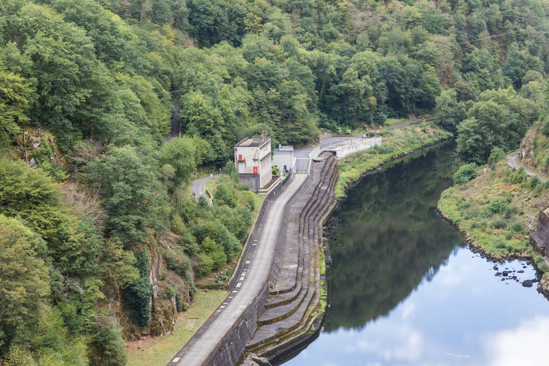 Barrage du Chastang à Saint-Martin-la-Méanne — Sur le lac