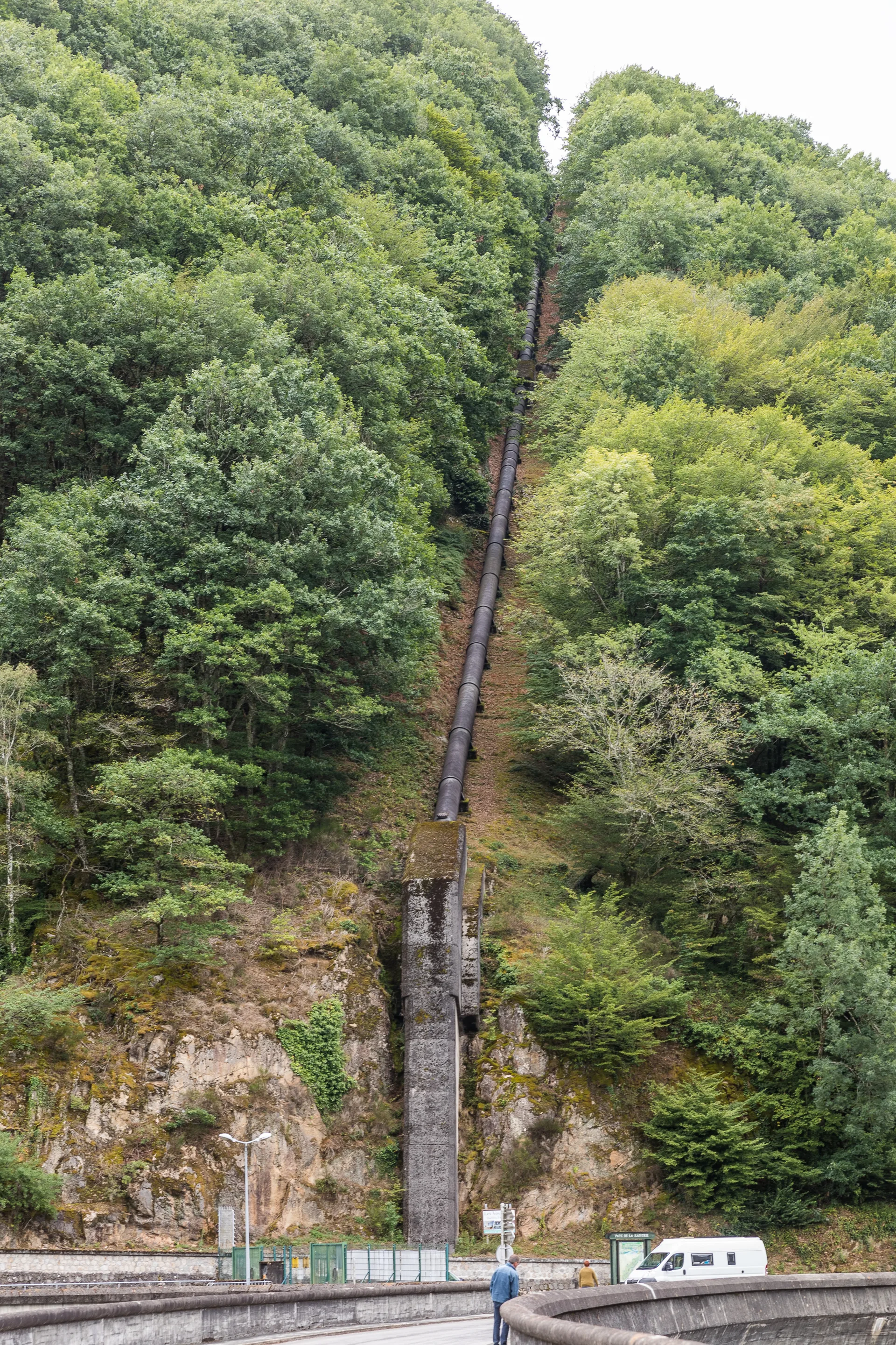 Barrage du Chastang à Saint-Martin-la-Méanne — Sur le lac