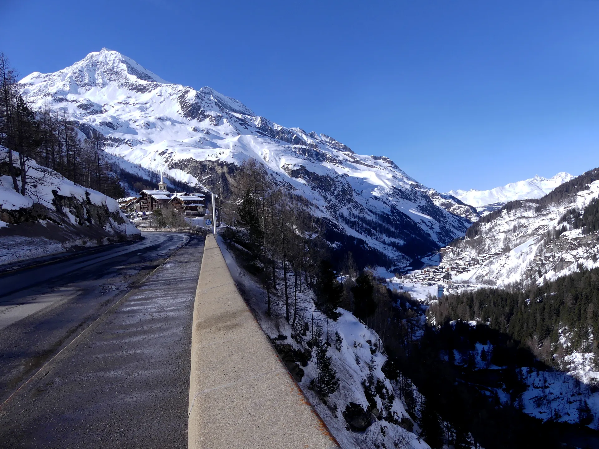 Barrage du Chevril ou de Tignes à Tignes — Sur le lac