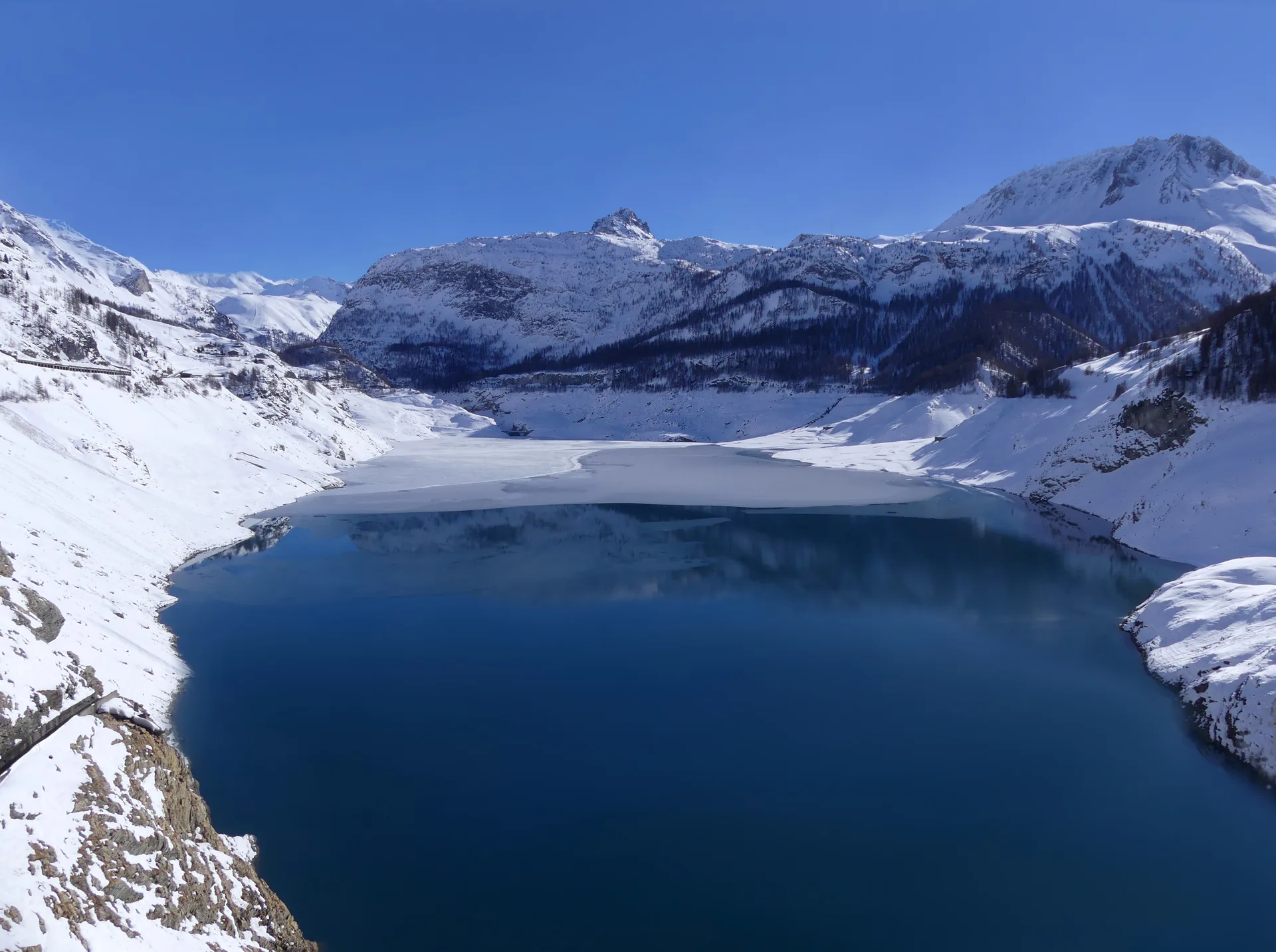 Barrage du Chevril ou de Tignes à Tignes — Sur le lac
