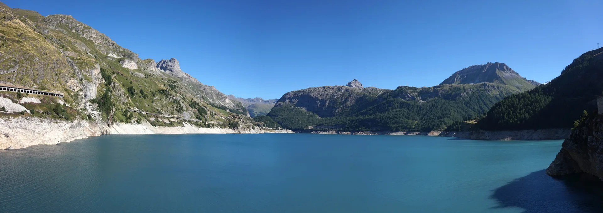 Barrage du Chevril ou de Tignes à Tignes — Sur le lac