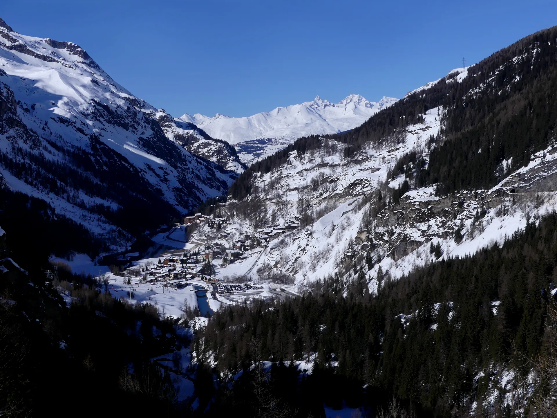 Barrage du Chevril ou de Tignes à Tignes — Sur le lac