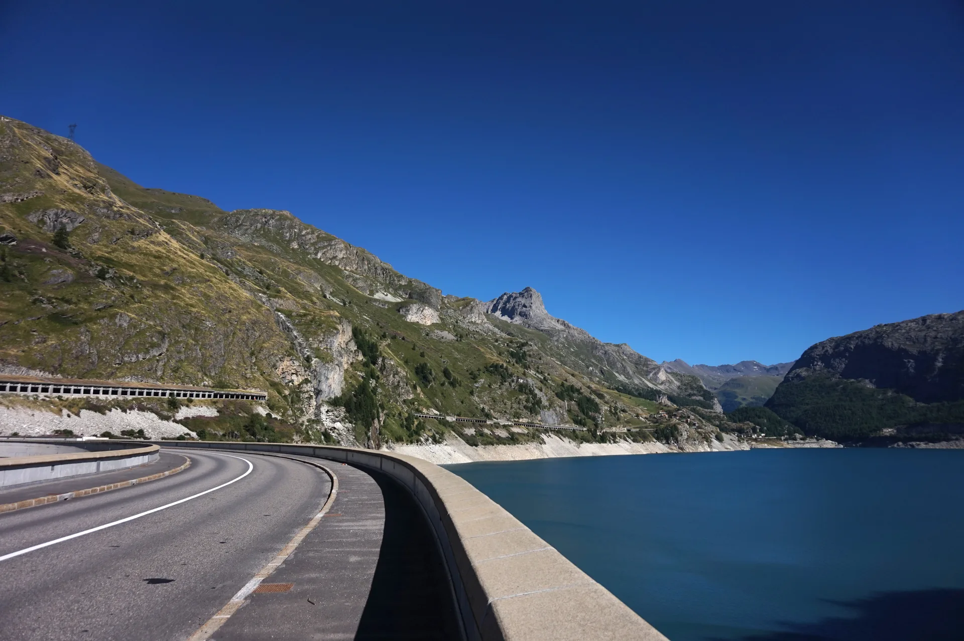 Barrage du Chevril ou de Tignes à Tignes — Sur le lac