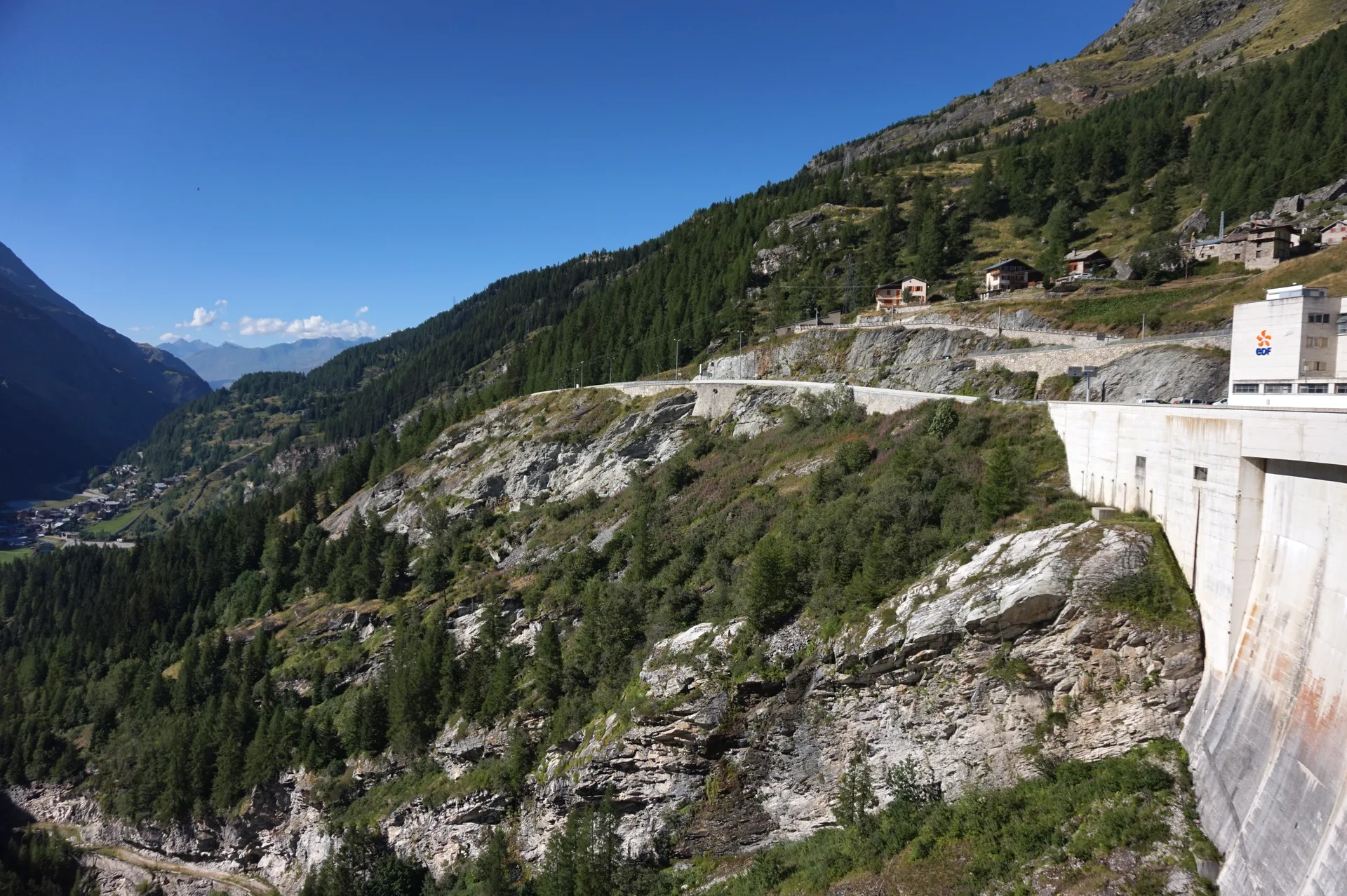 Barrage du Chevril ou de Tignes à Tignes — Sur le lac