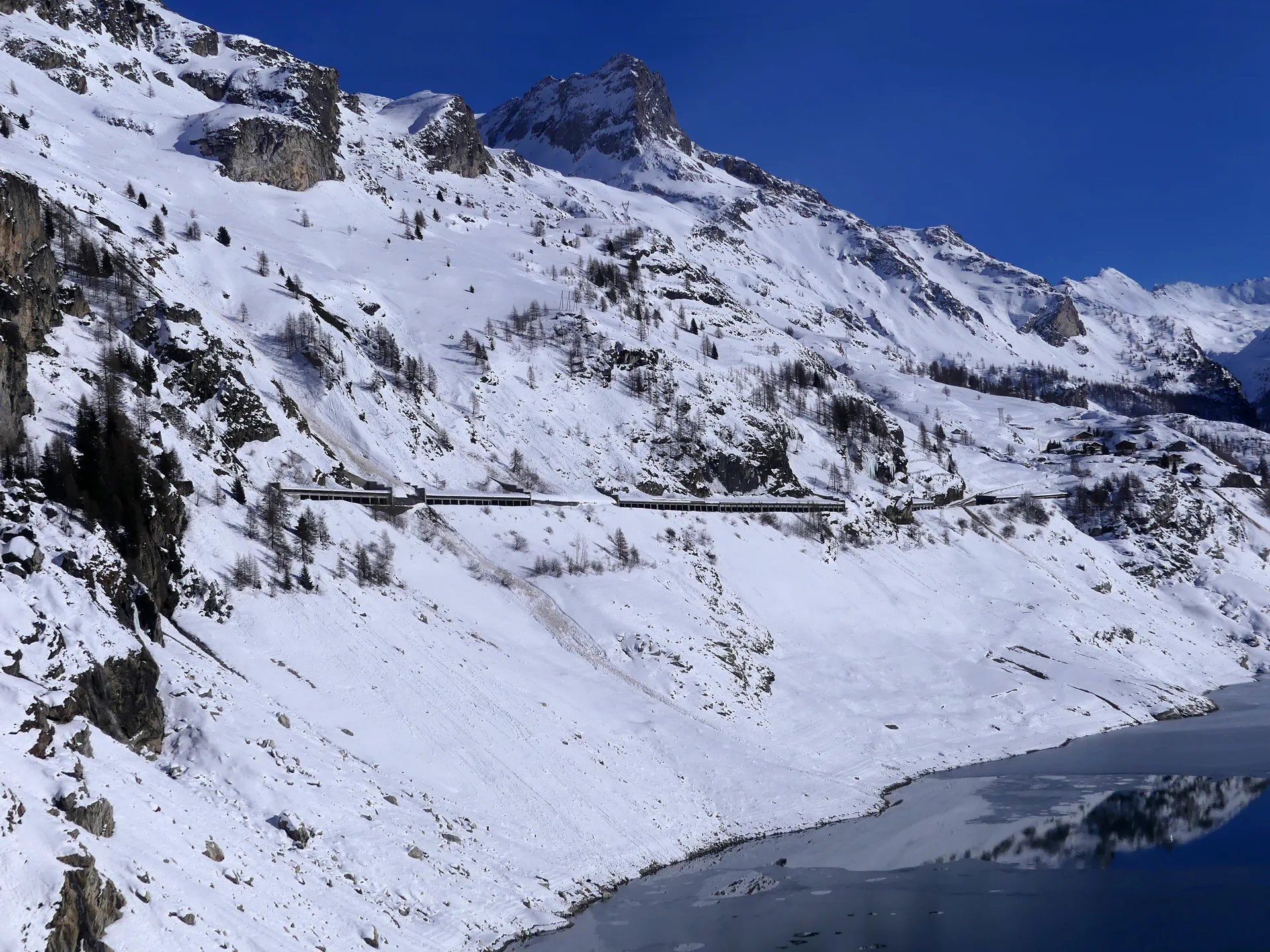 Barrage du Chevril ou de Tignes à Tignes — Sur le lac