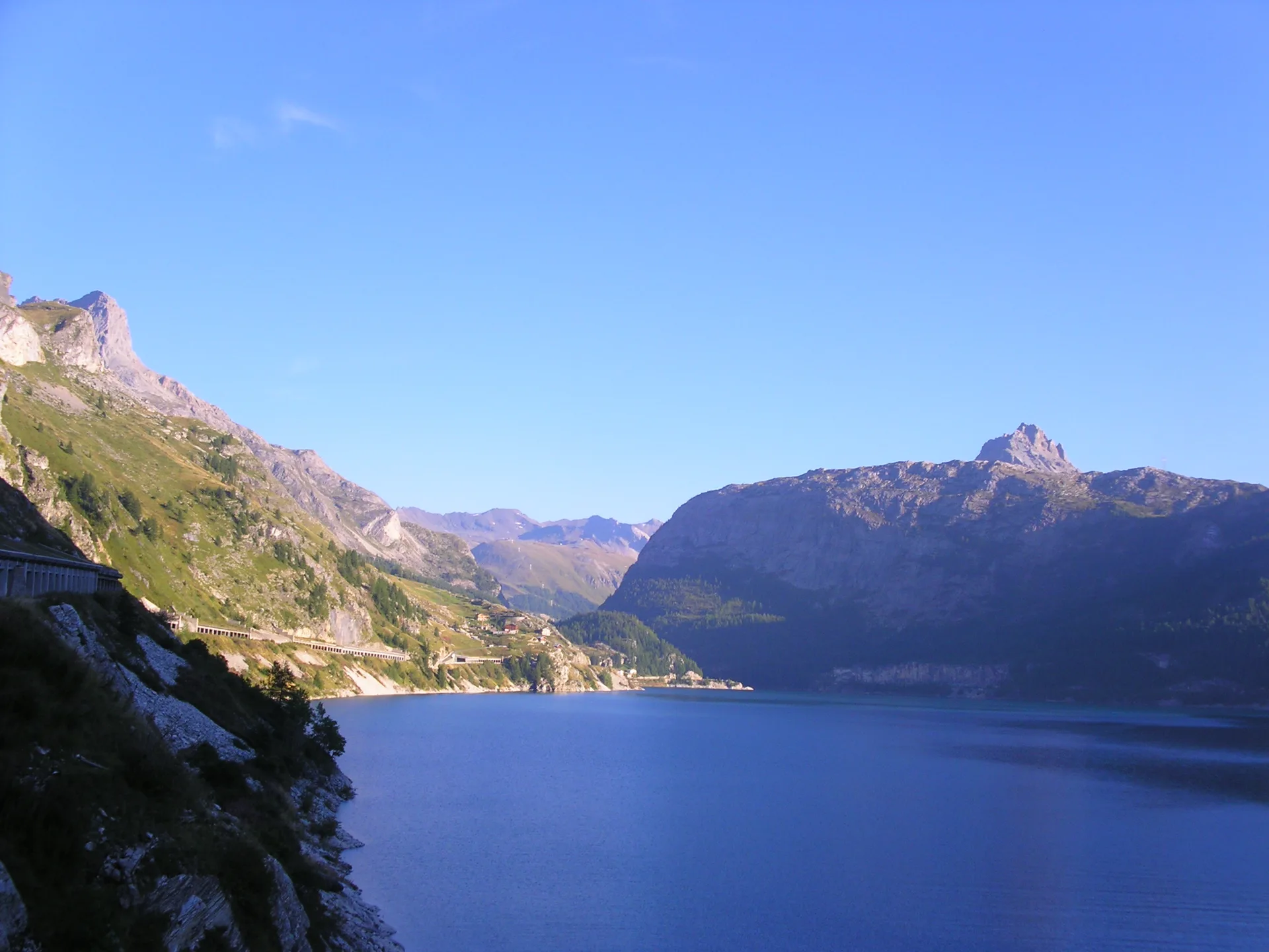 Barrage du Chevril ou de Tignes à Tignes — Sur le lac