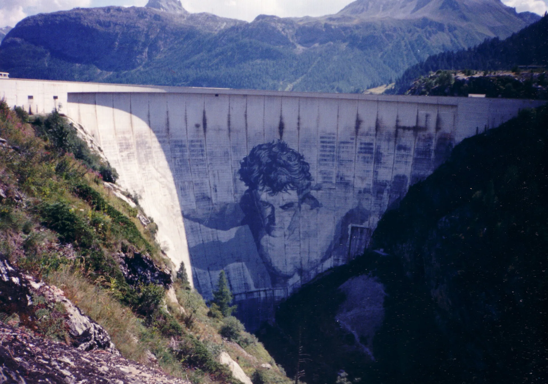 Barrage du Chevril ou de Tignes à Tignes — Sur le lac