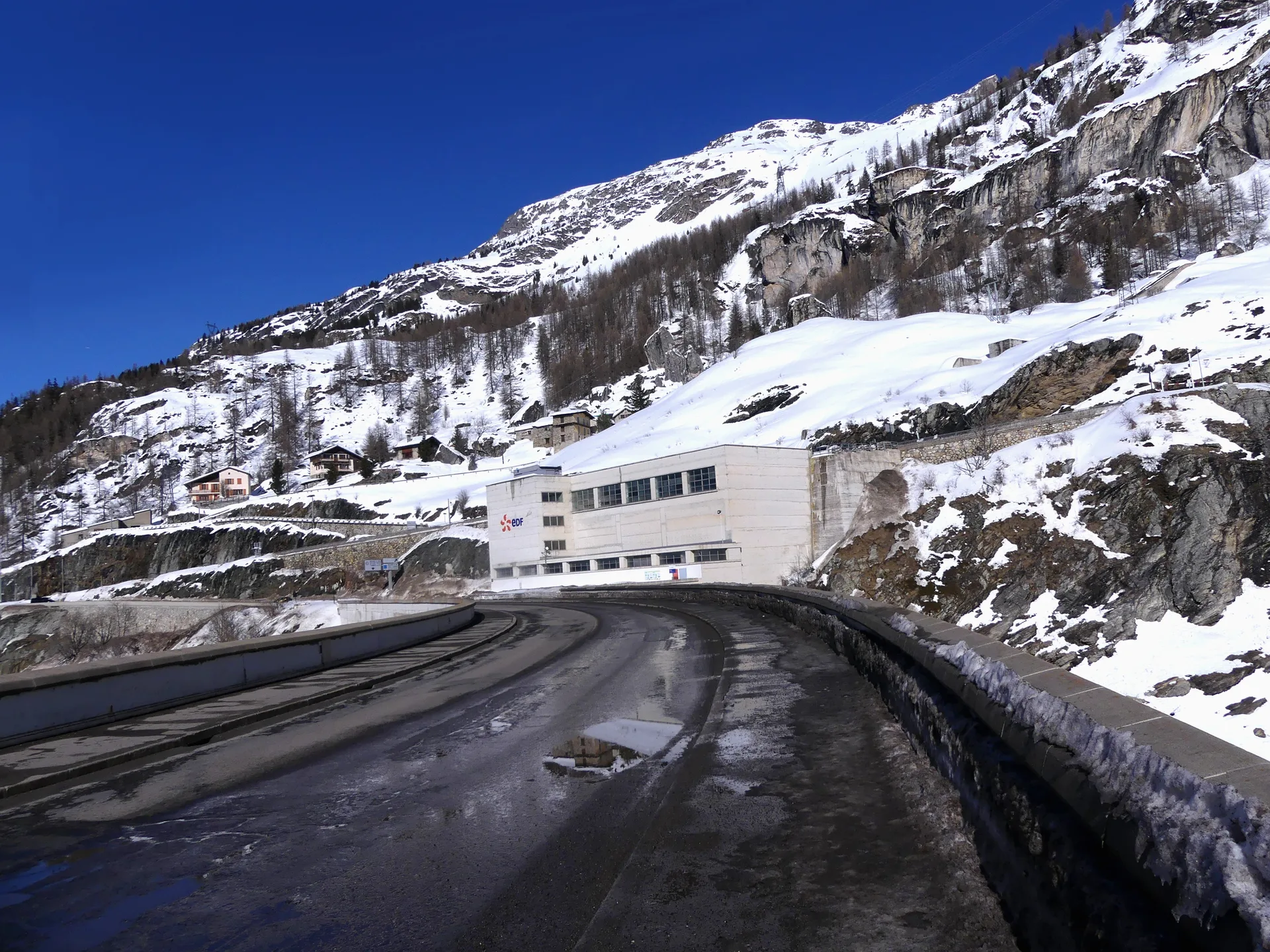 Barrage du Chevril ou de Tignes à Tignes — Sur le lac