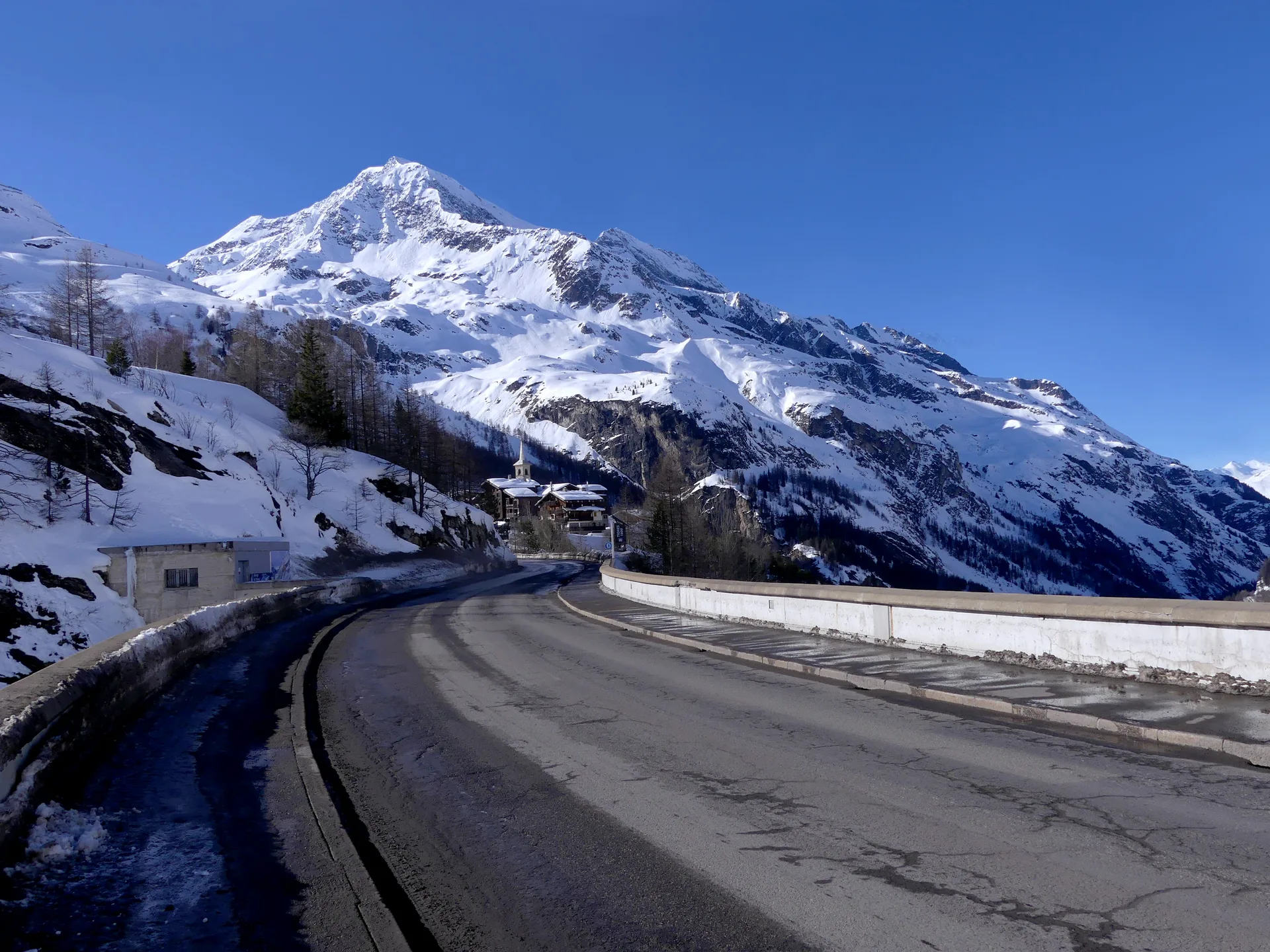 Barrage du Chevril ou de Tignes à Tignes — Sur le lac