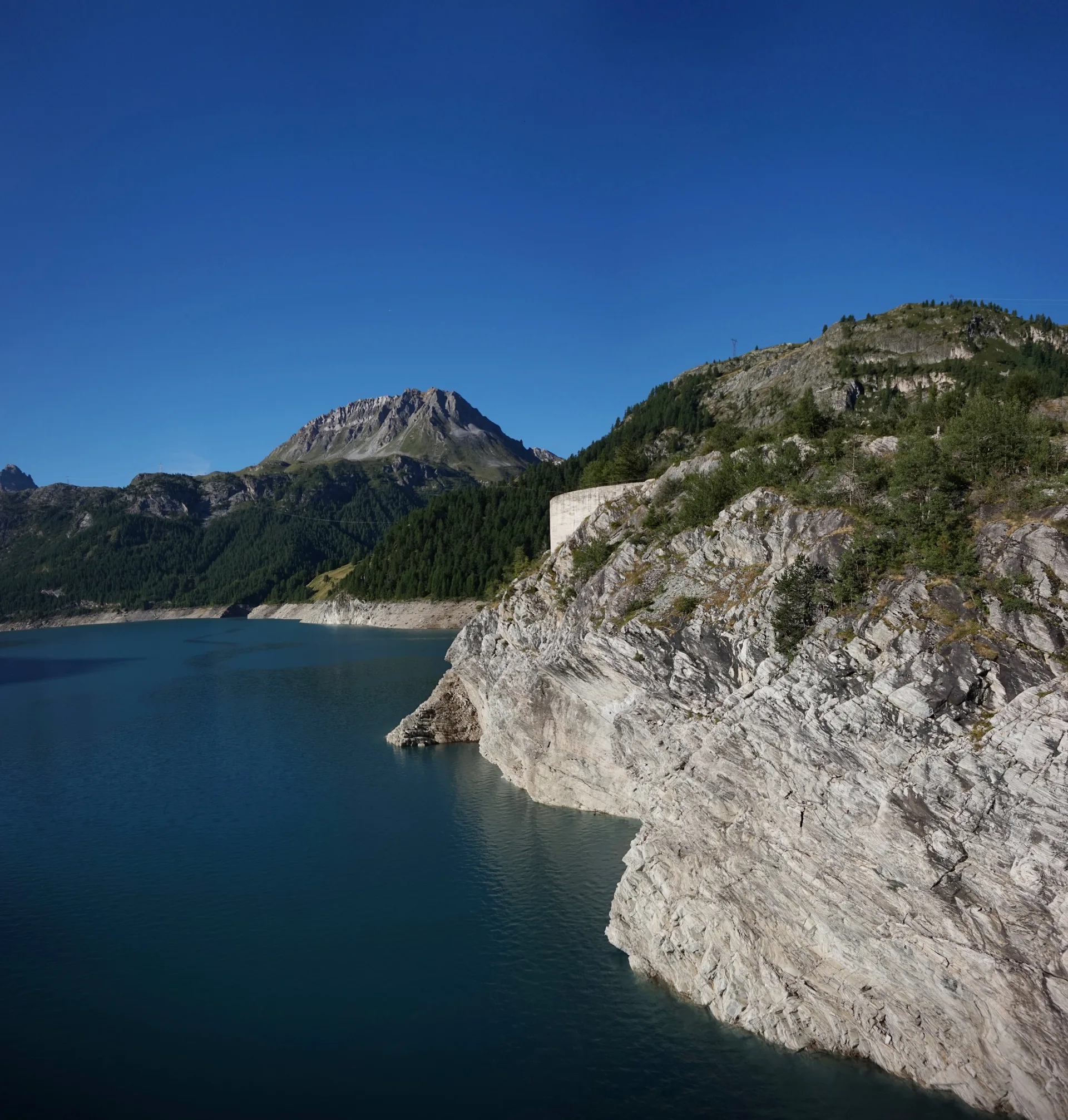Barrage du Chevril ou de Tignes à Tignes — Sur le lac