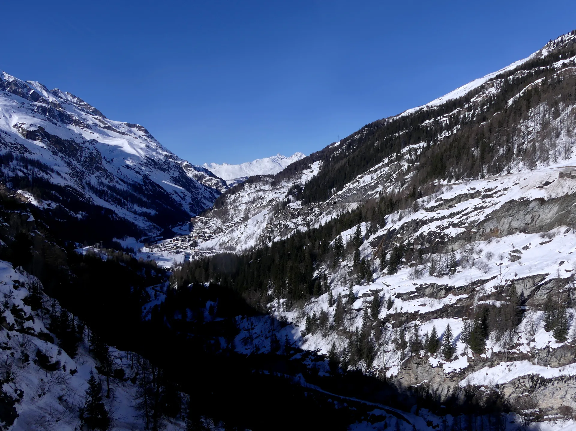 Barrage du Chevril ou de Tignes à Tignes — Sur le lac