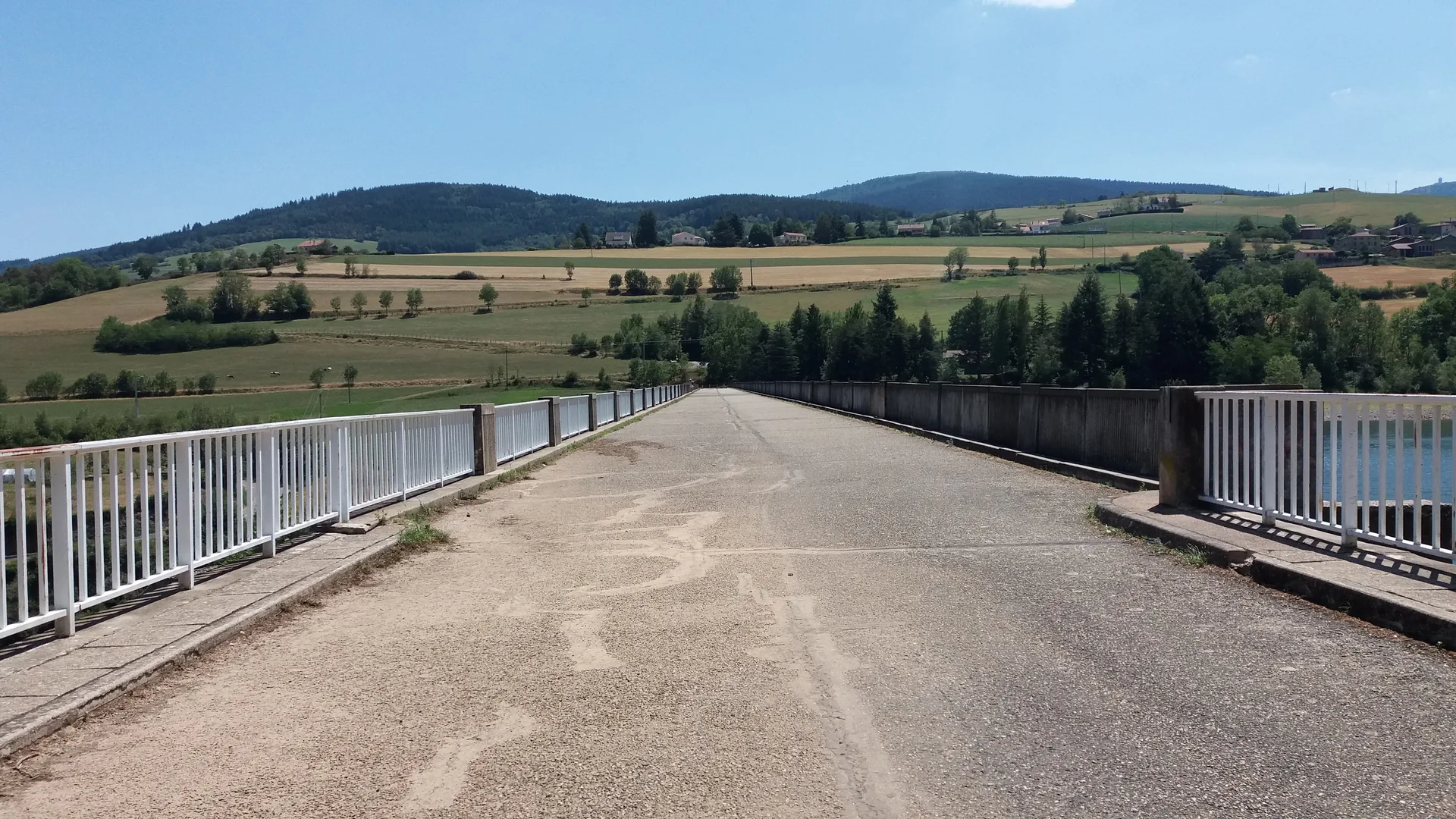Barrage du Dorlay à Doizieux — À 205 m du lac