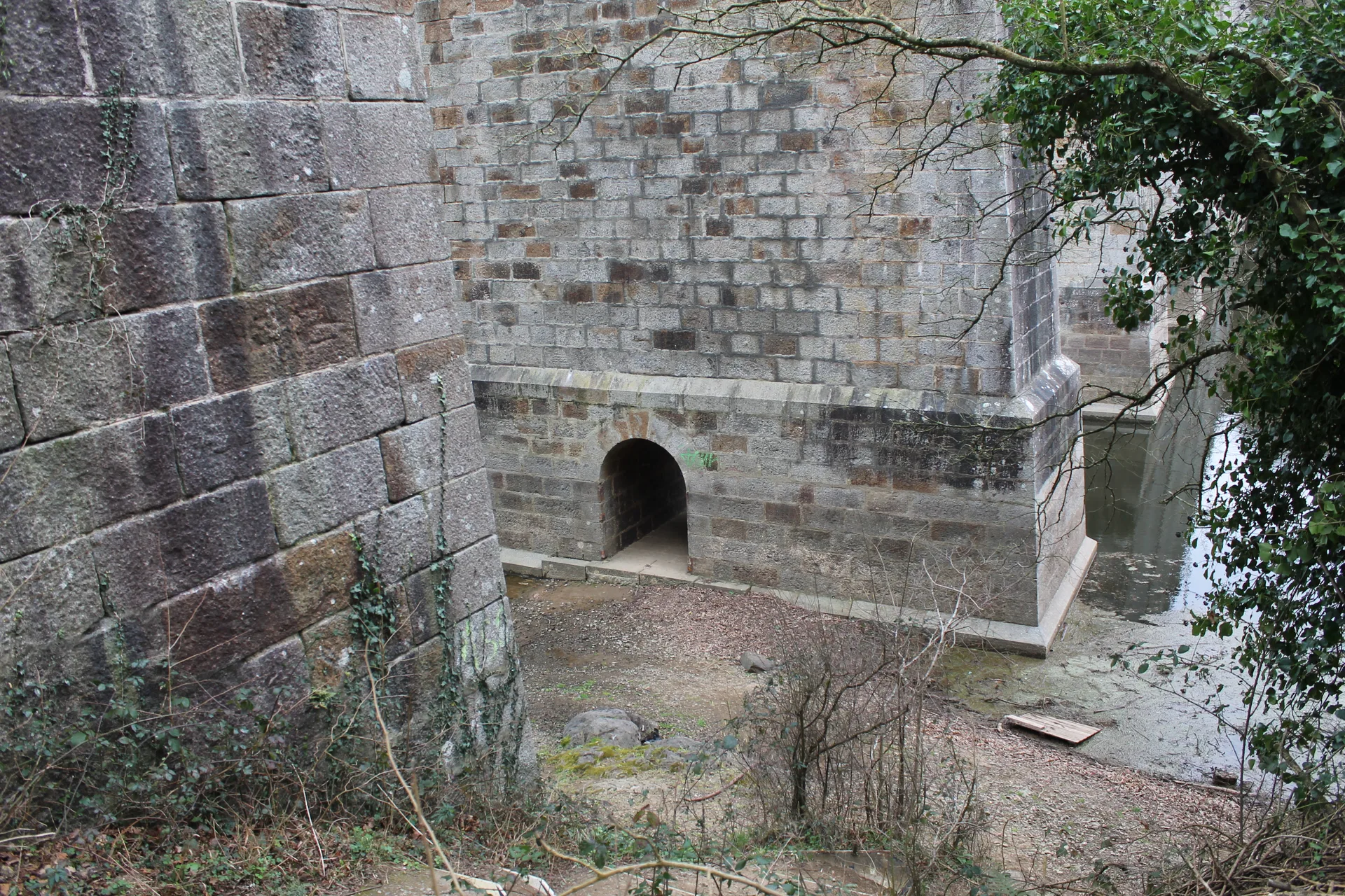 Barrage du Gouet à Saint-Donan — À 1,0 km du lac