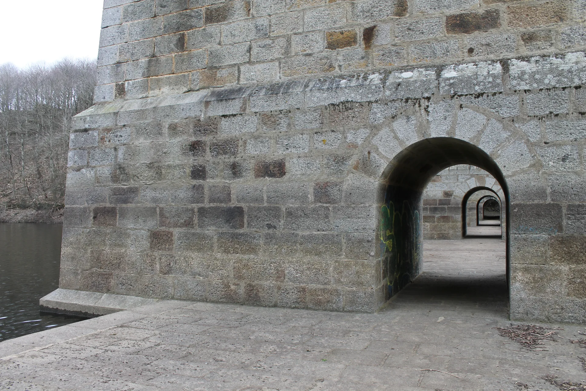 Barrage du Gouet à Saint-Donan — À 1,0 km du lac
