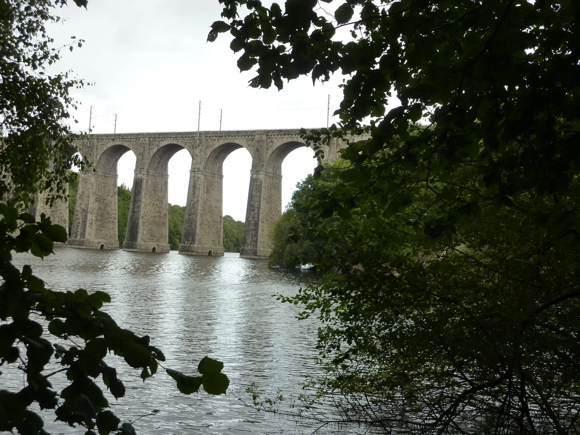 Barrage du Gouet à Saint-Donan — À 840 m du lac