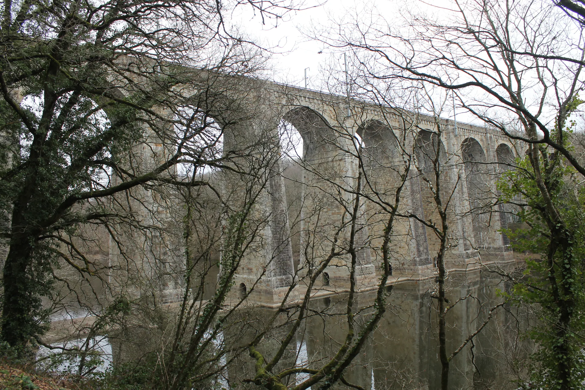 Barrage du Gouet à Saint-Donan — À 981 m du lac