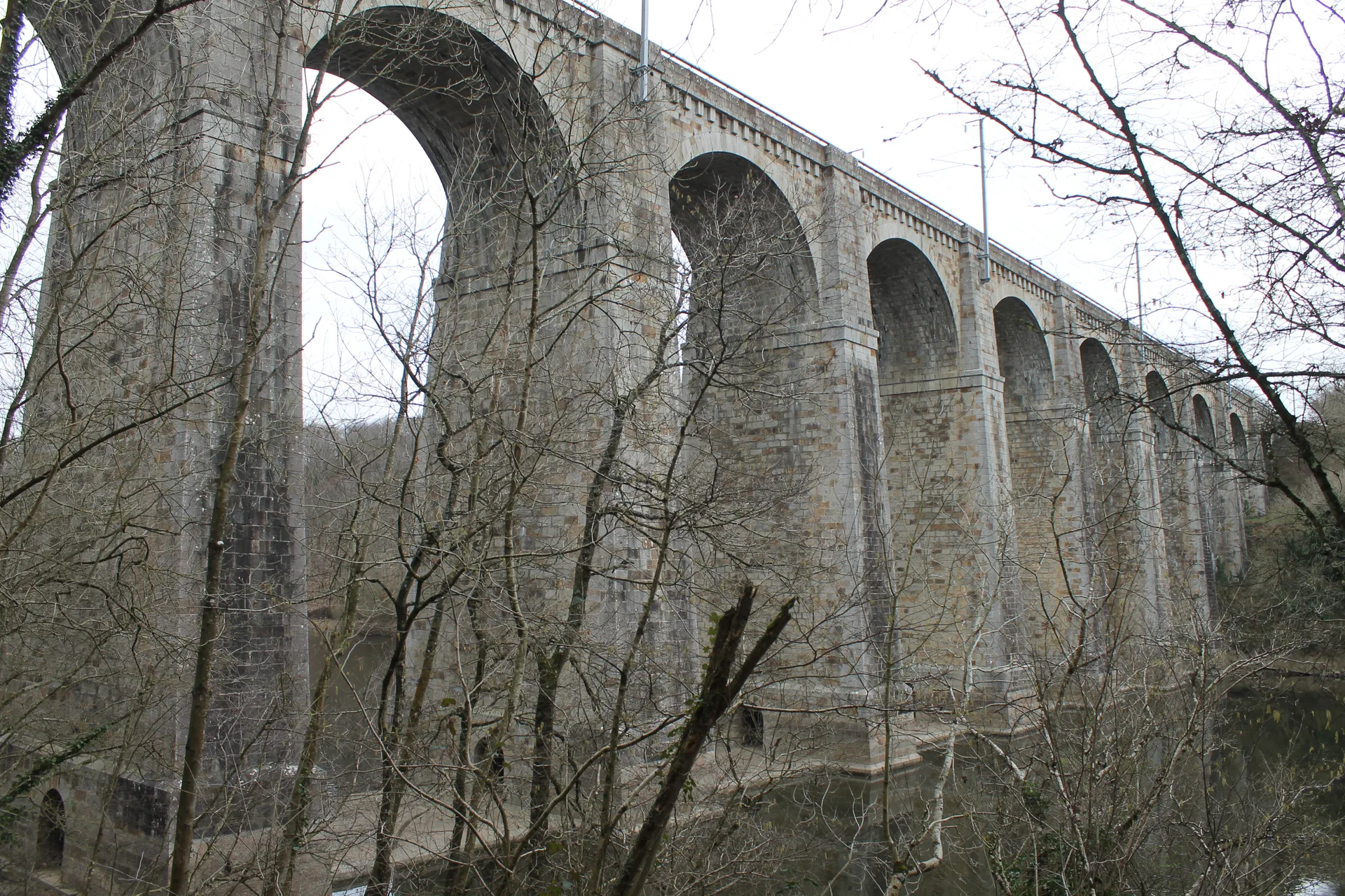 Barrage du Gouet à Saint-Donan — À 1,0 km du lac