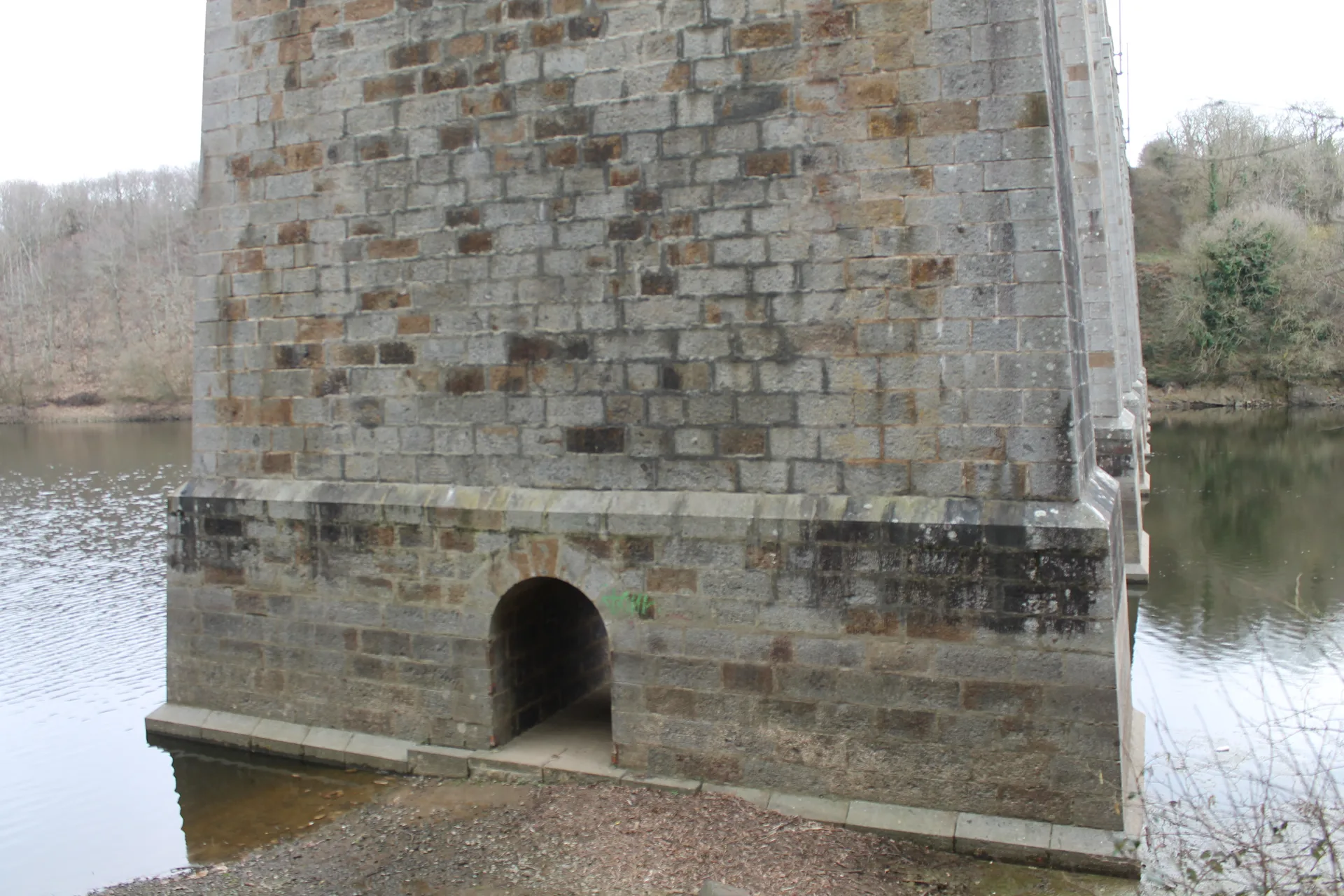 Barrage du Gouet à Saint-Donan — À 1,0 km du lac