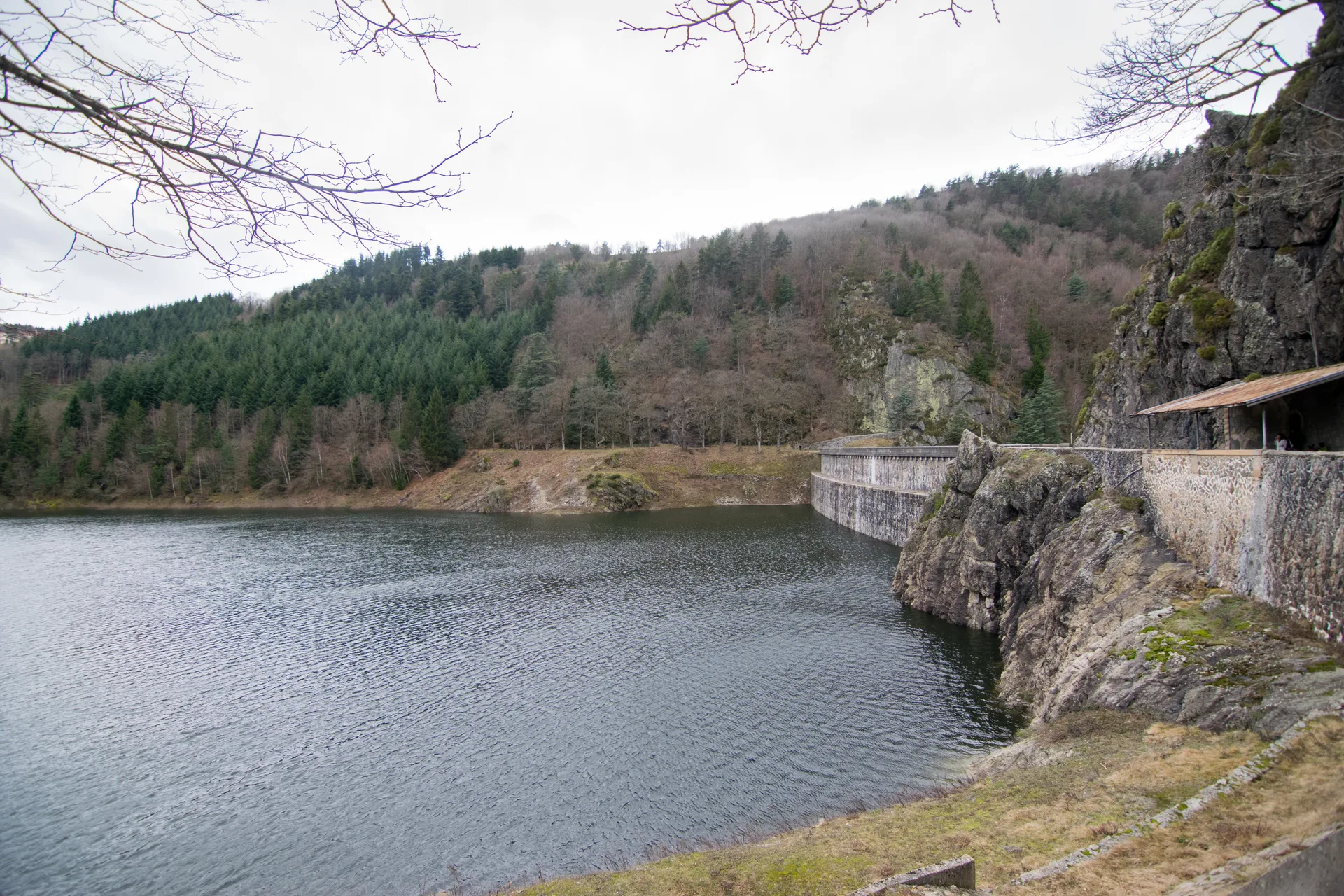 Barrage du Gouffre d'Enfer à Saint-Étienne — Sur le lac