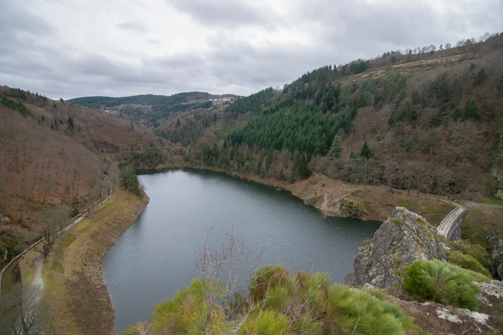Barrage du Gouffre d'Enfer à Saint-Étienne — Sur le lac