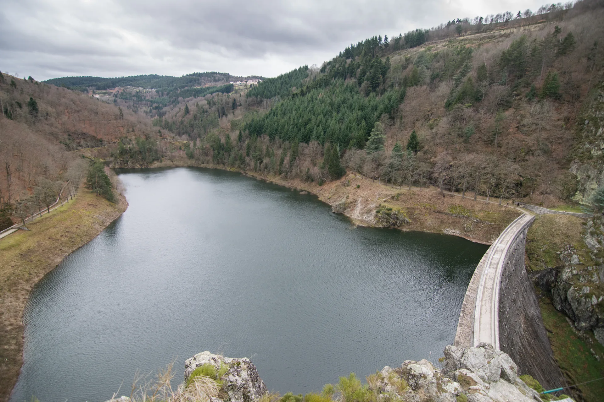 Barrage du Gouffre d'Enfer à Saint-Étienne — Sur le lac