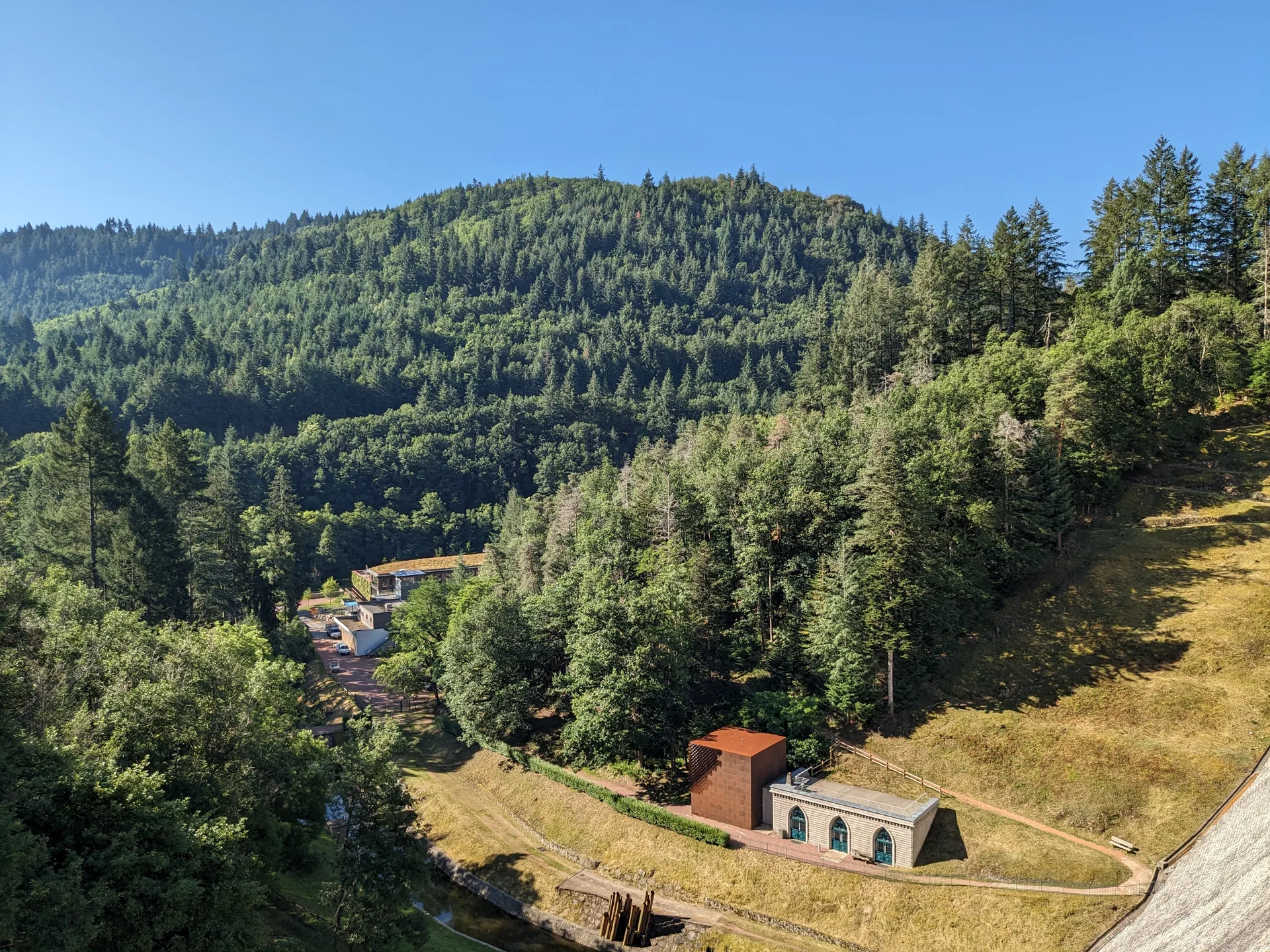 Barrage du Rouchain à Renaison — À 568 m du lac