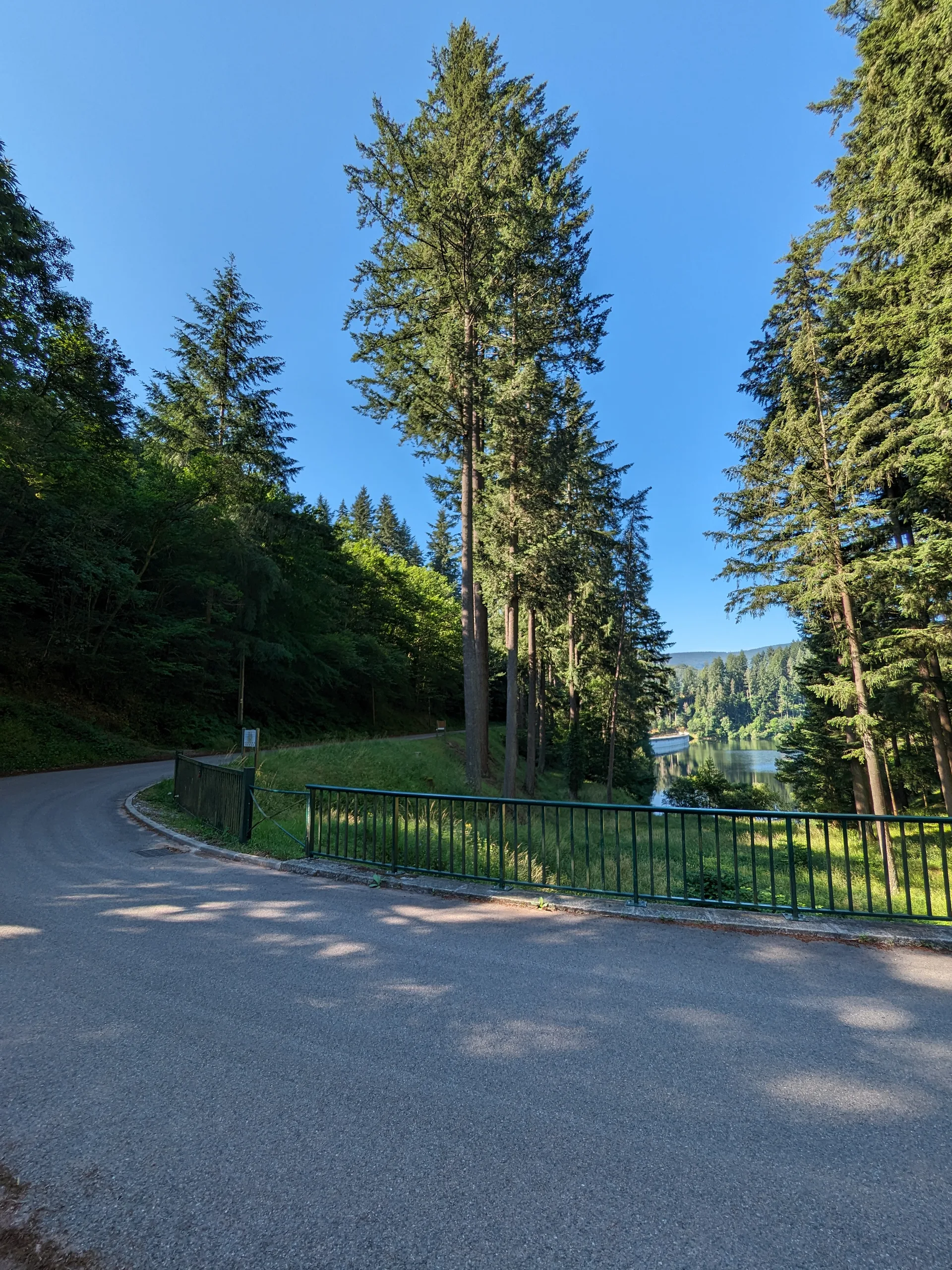 Barrage du Rouchain à Renaison — À 906 m du lac