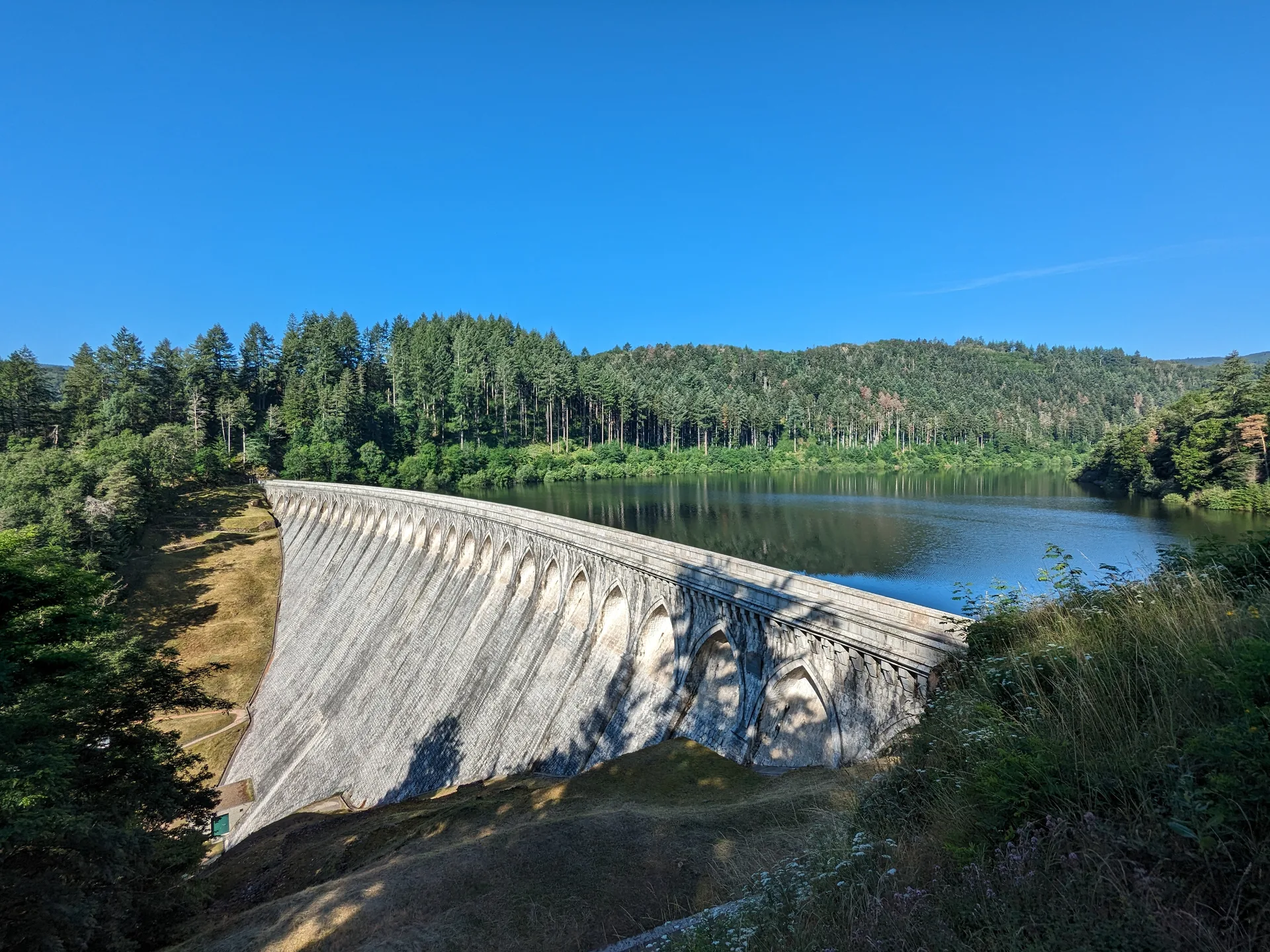 Barrage du Rouchain à Renaison — À 588 m du lac