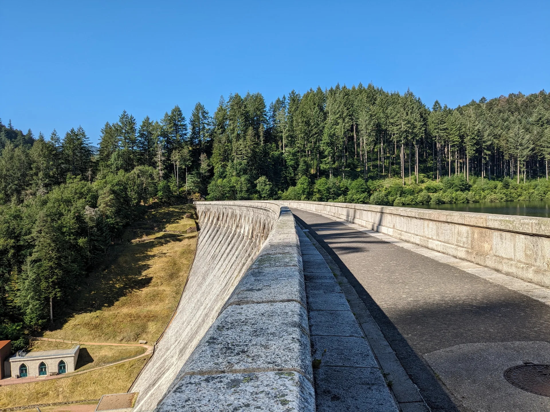 Barrage du Rouchain à Renaison — À 588 m du lac
