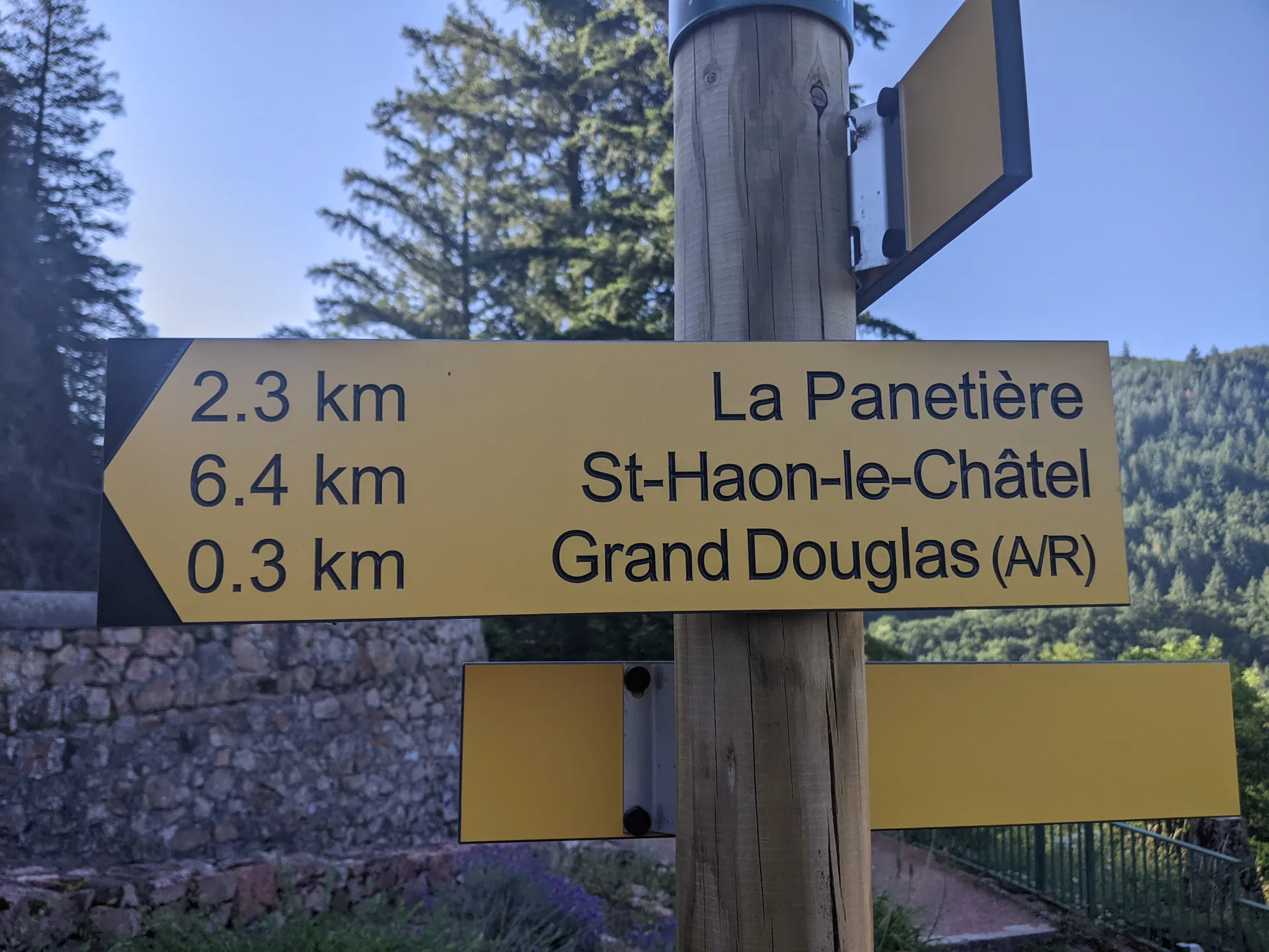 Barrage du Rouchain à Renaison — À 609 m du lac