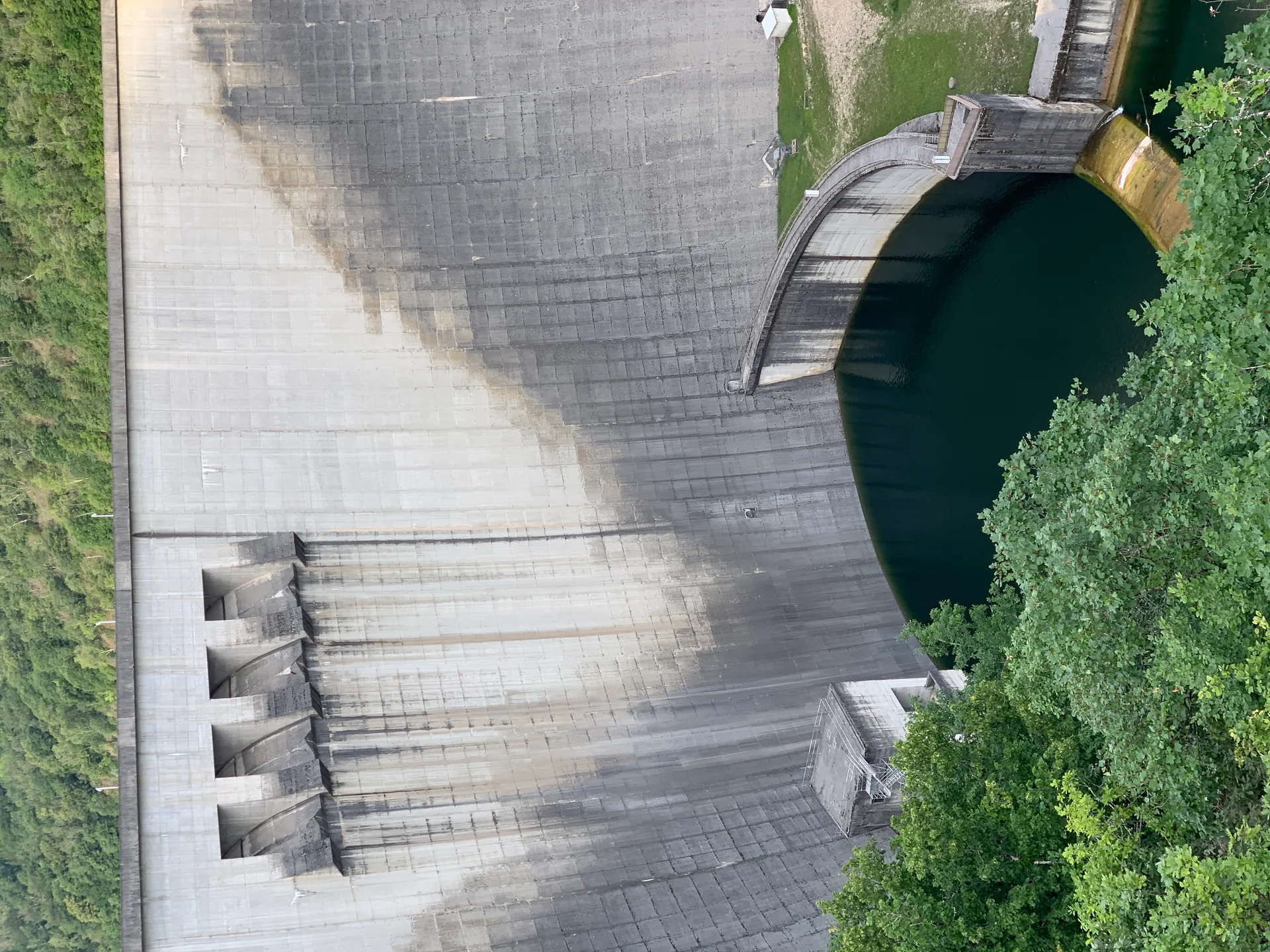 Barrage du Saint Mortier à Cernon — Sur le lac