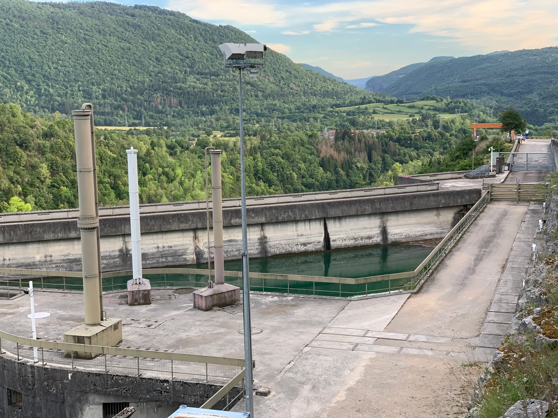 Barrage du Saint Mortier à Cernon — Sur le lac