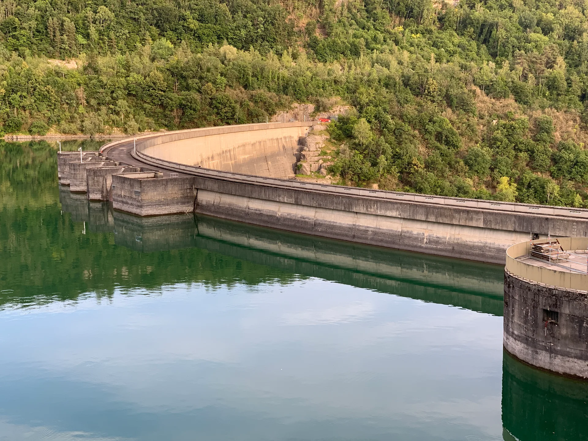Barrage du Saint Mortier à Cernon — Sur le lac