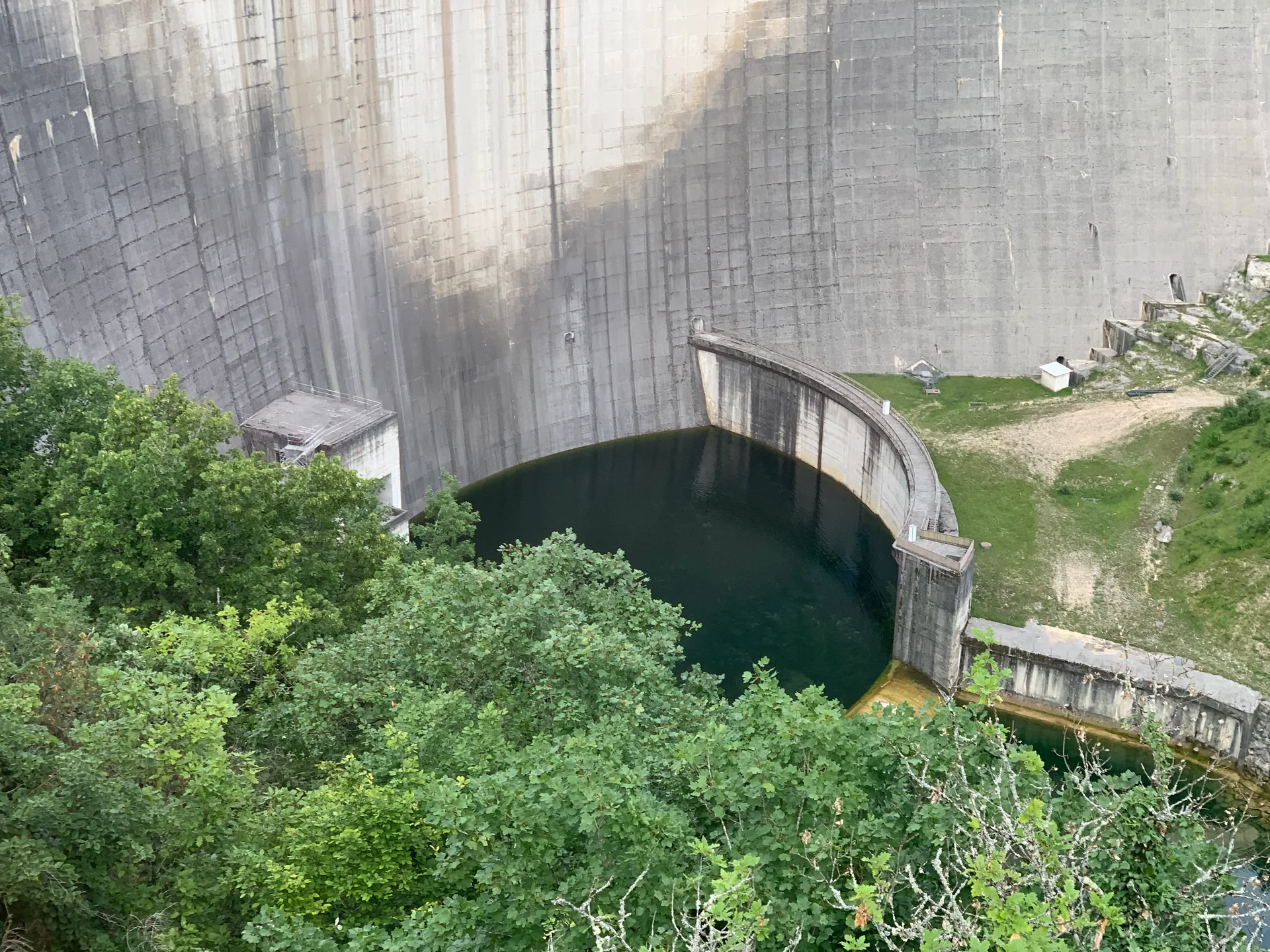 Barrage du Saint Mortier à Cernon — Sur le lac