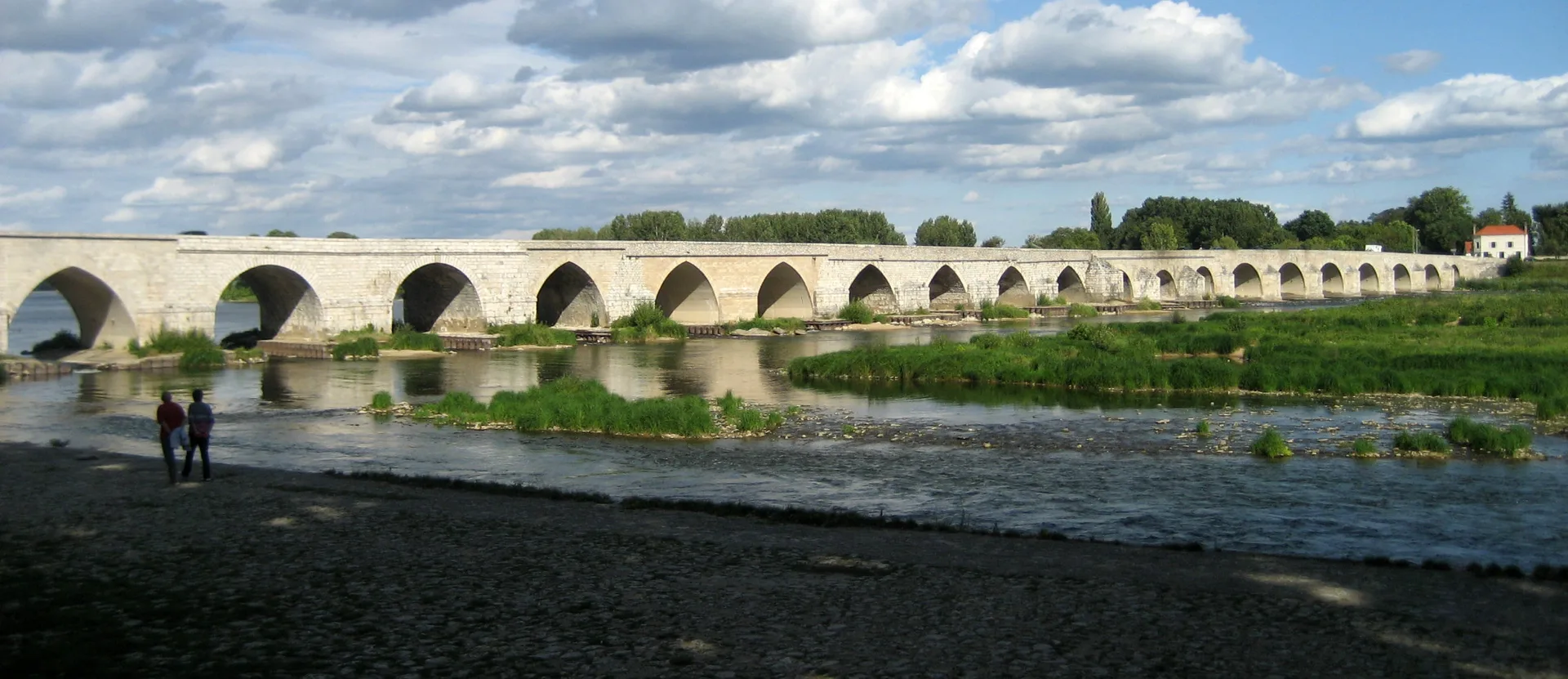 Bord de Loire Beaugency à Beaugency — À 350 m du lac