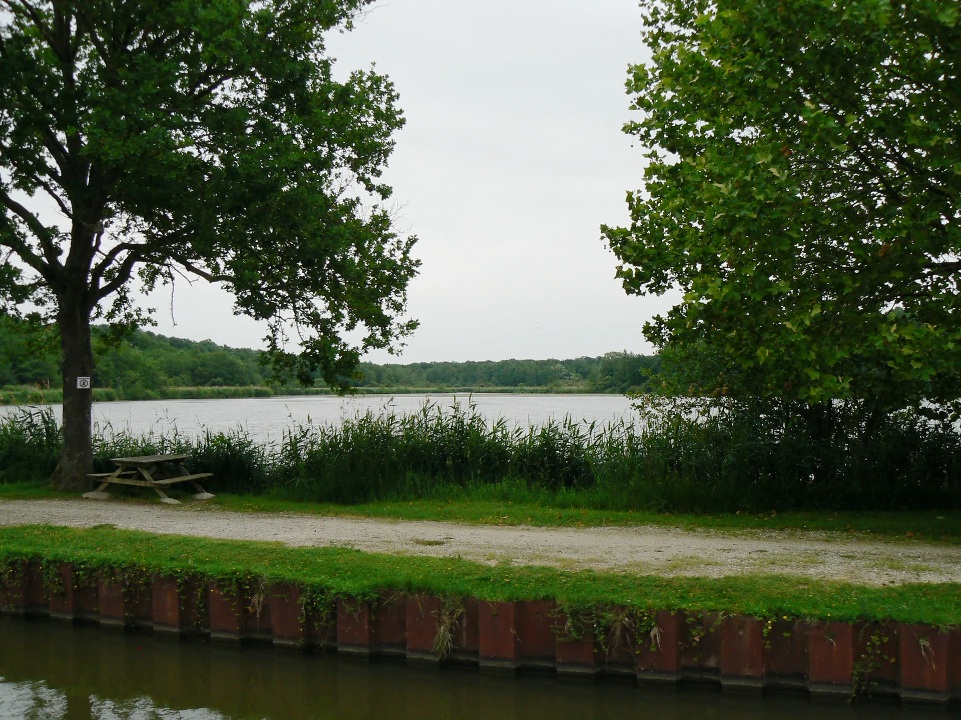 Canal de Briare à Ouzouer-sur-Trézée — À 4,3 km du lac