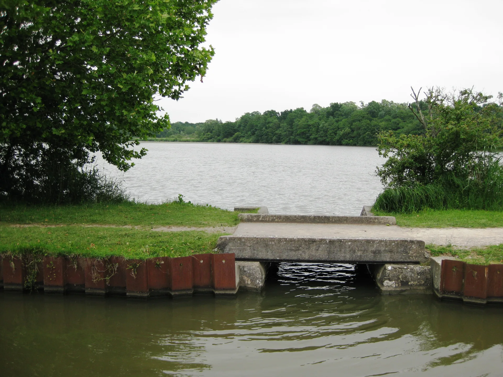 Canal de Briare à Ouzouer-sur-Trézée — À 4,3 km du lac